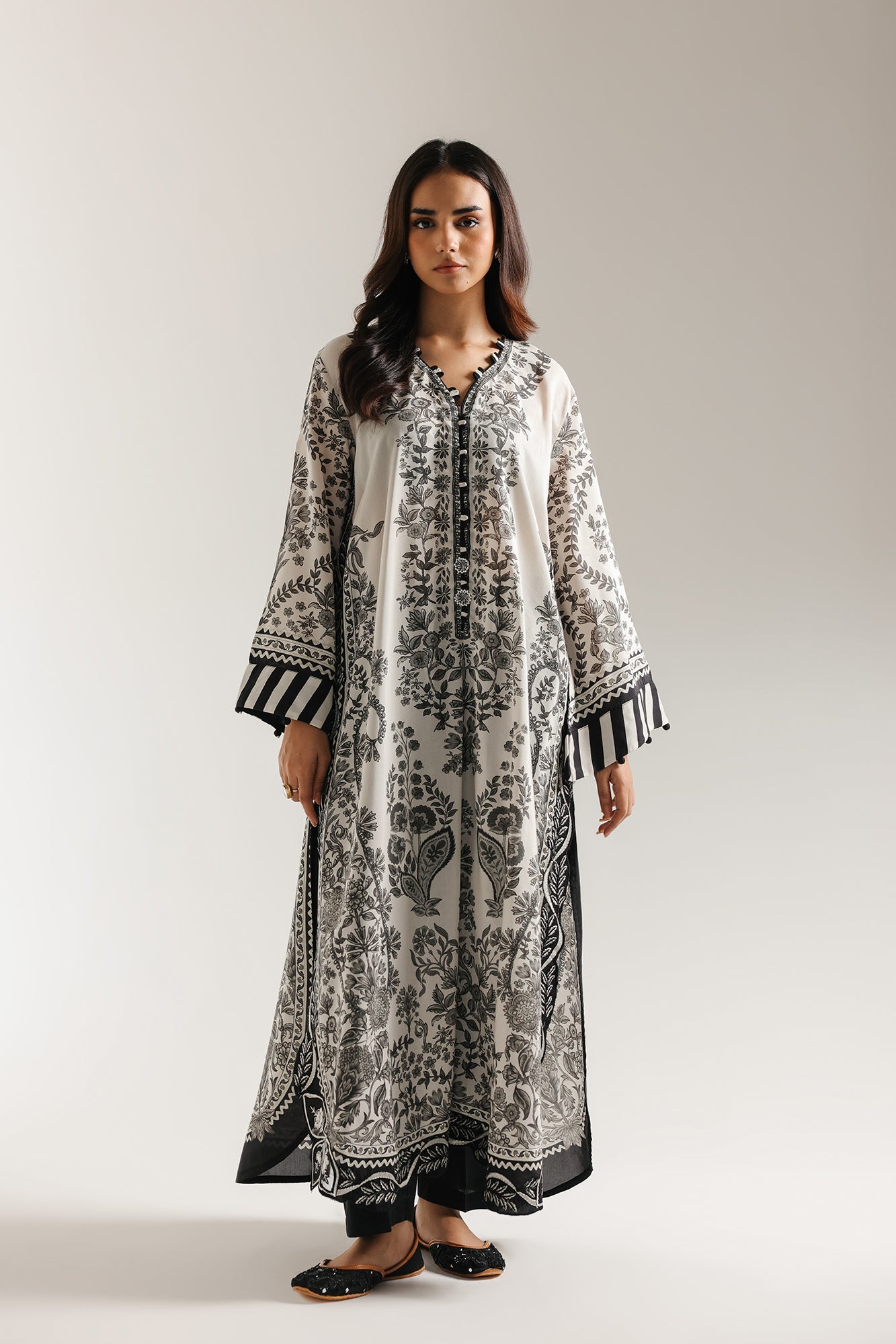 EMBROIDERED SUIT (E3467/103/003)