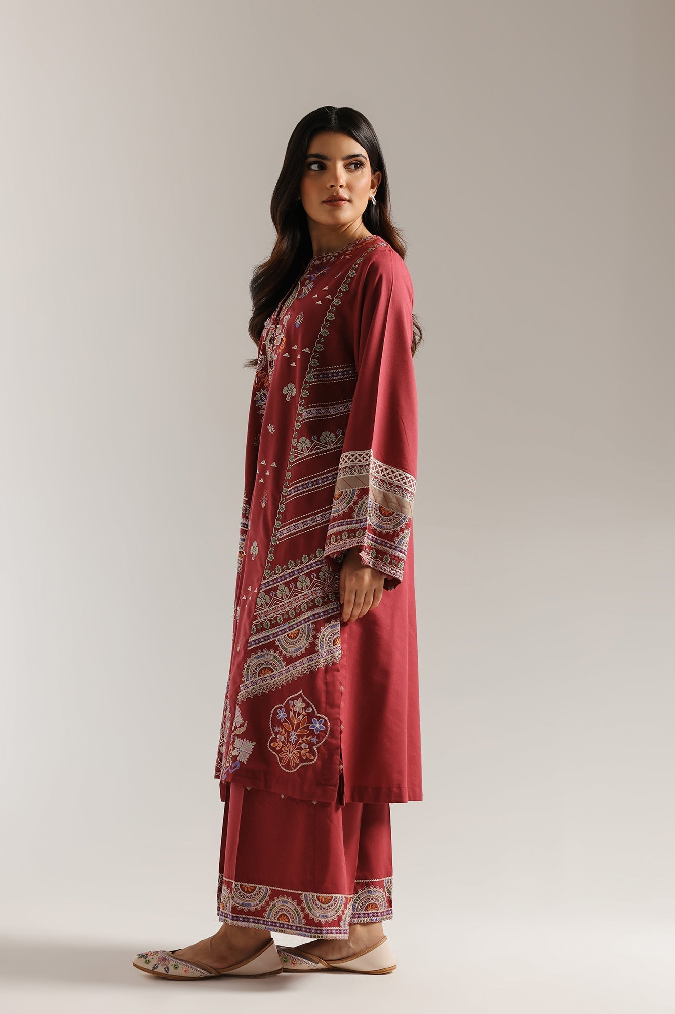 EMBROIDERED SUIT (E3471/103/405)