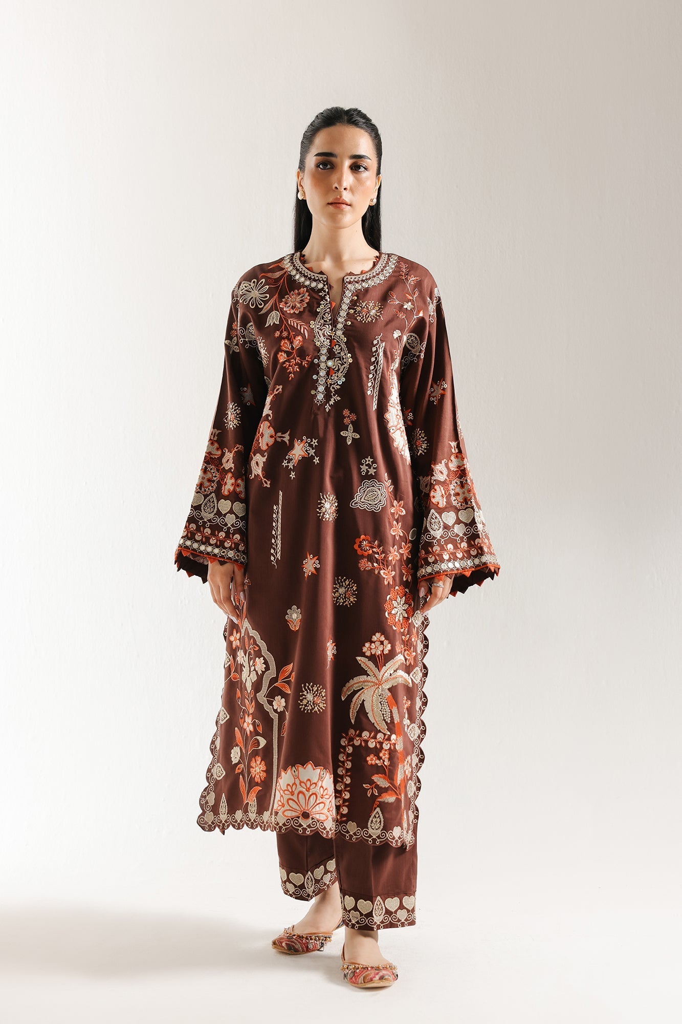 EMBROIDERED SUIT (E3519/103/823)