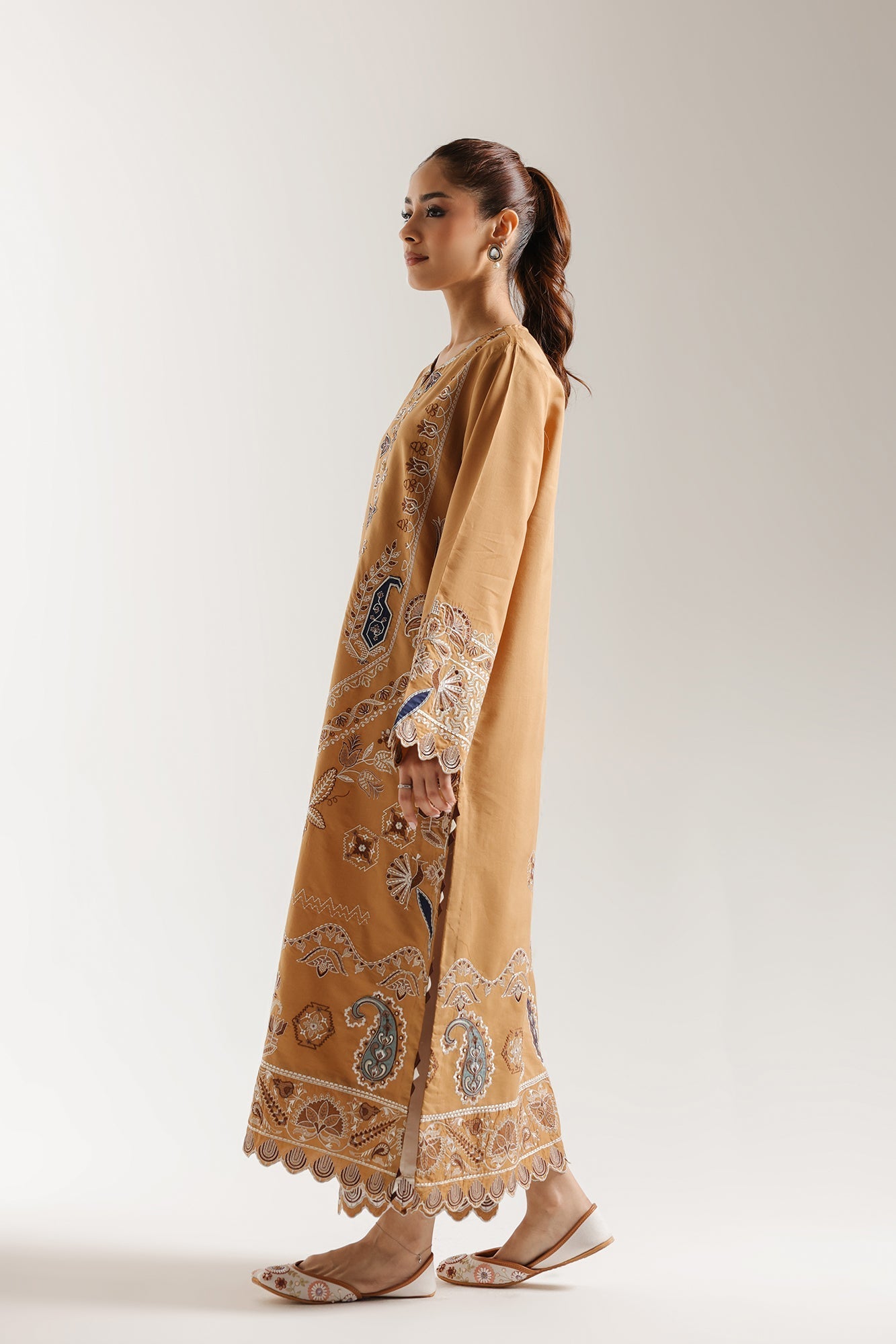 EMBROIDERED SUIT (E3624/103/218)