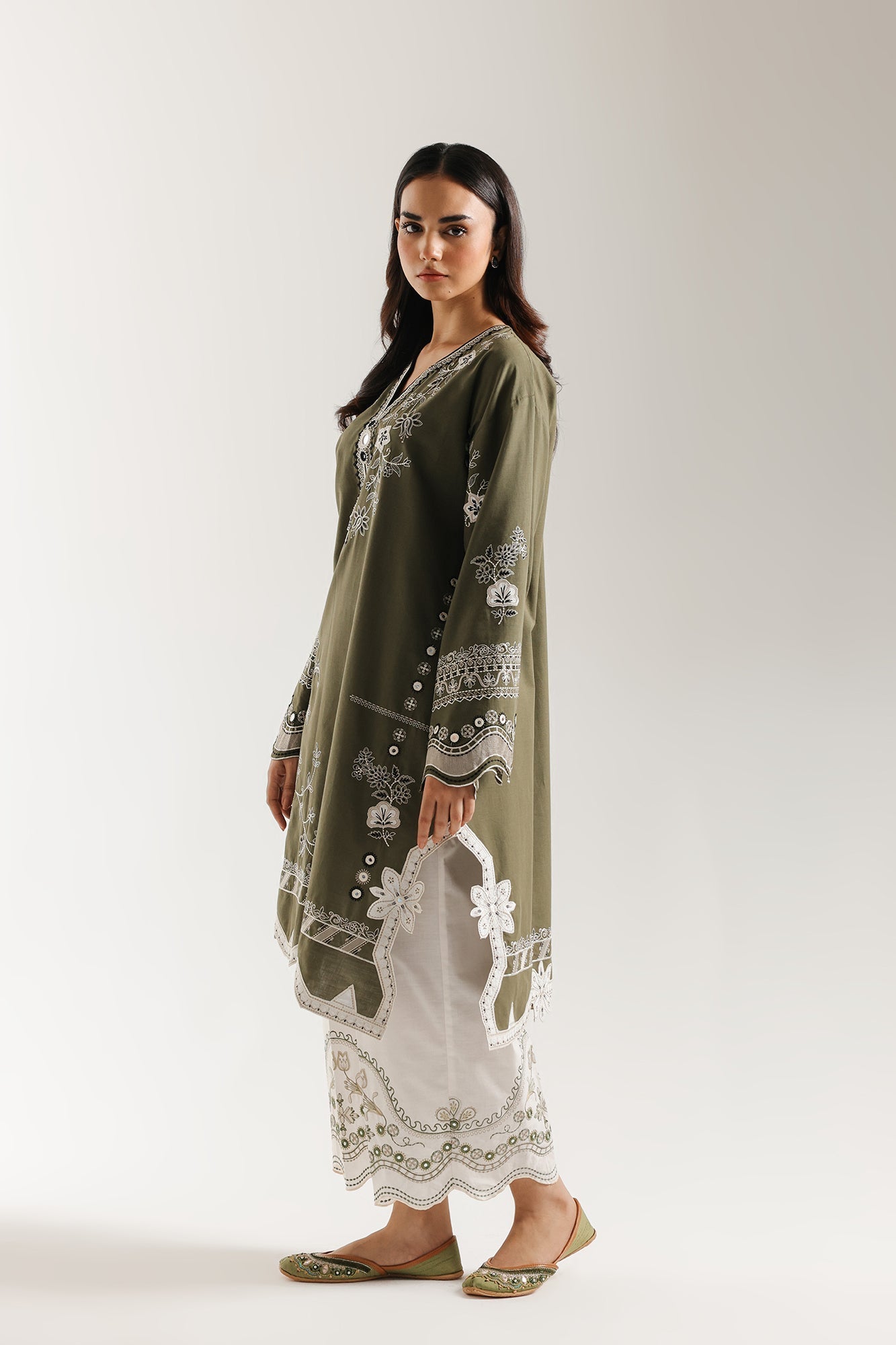 EMBROIDERED SUIT (E3626/103/708)