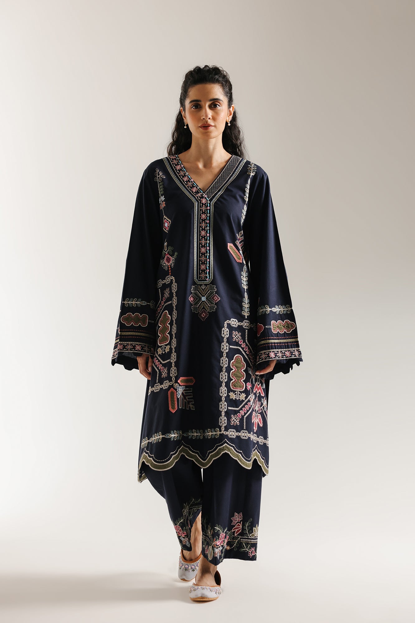 EMBROIDERED SUIT (E3629/103/624)