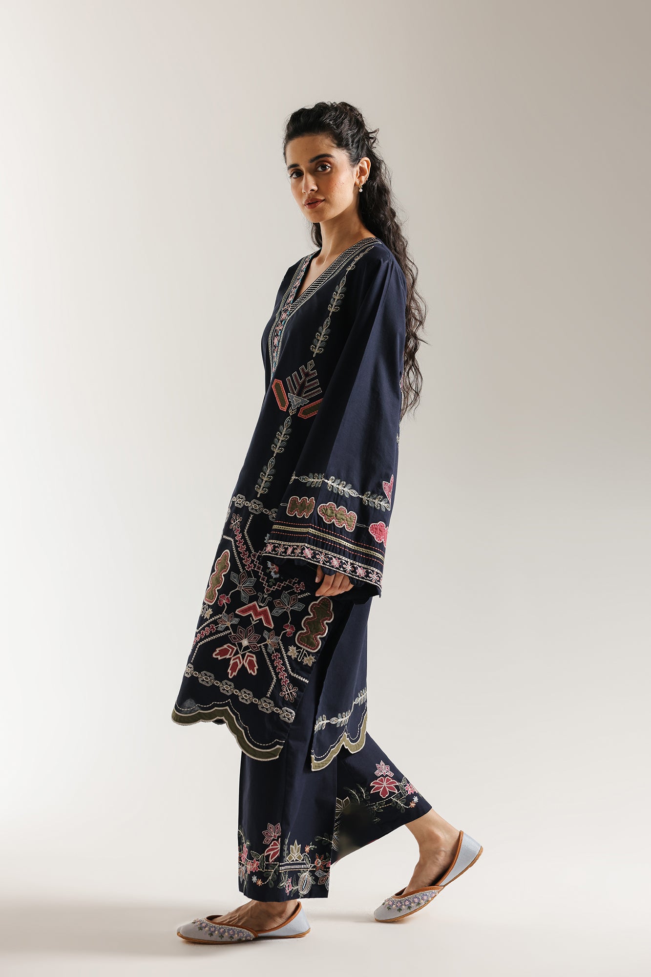 EMBROIDERED SUIT (E3629/103/624)