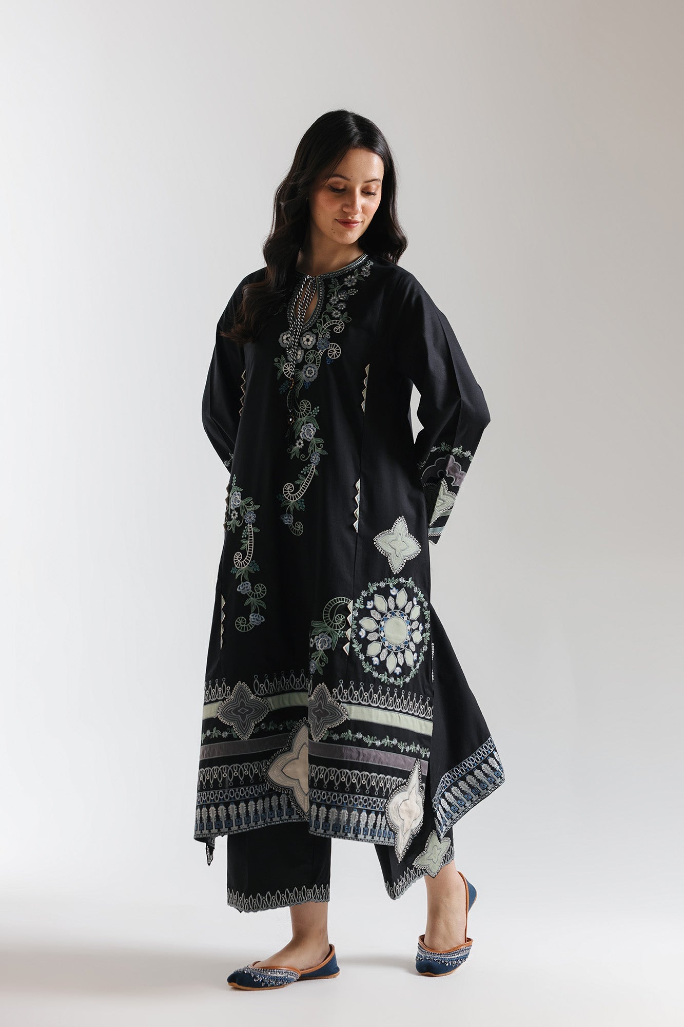 EMBROIDERED SUIT (E3633/103/902)