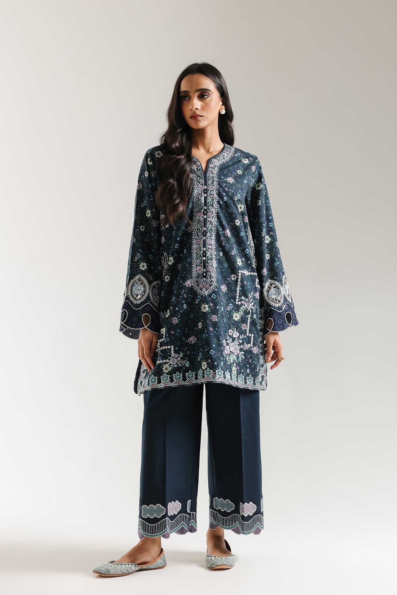 EMBROIDERED SUIT (E3646/103/618)