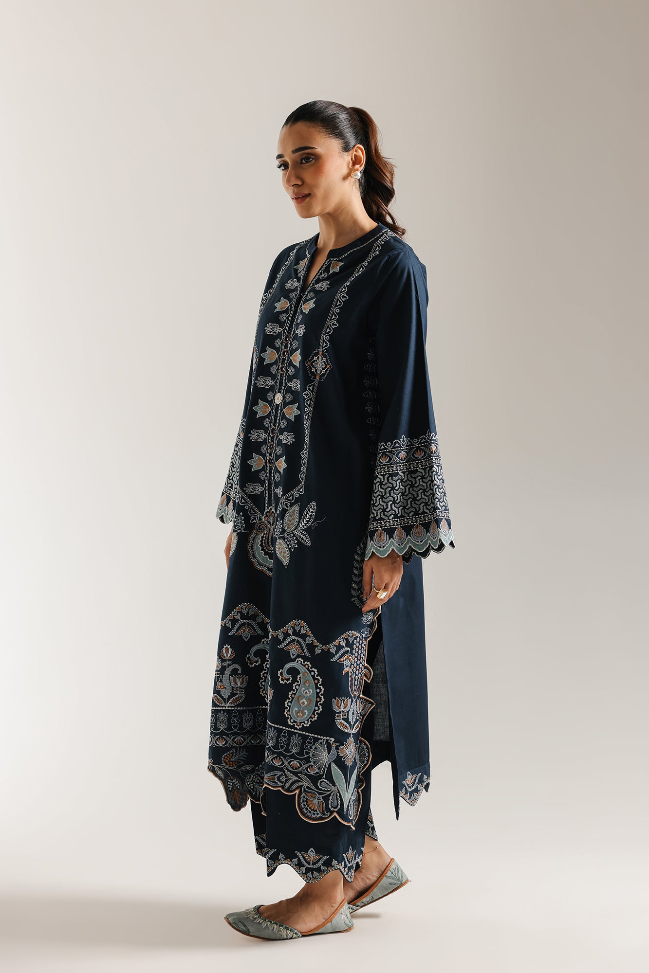 EMBROIDERED SUIT (E3649/103/622)