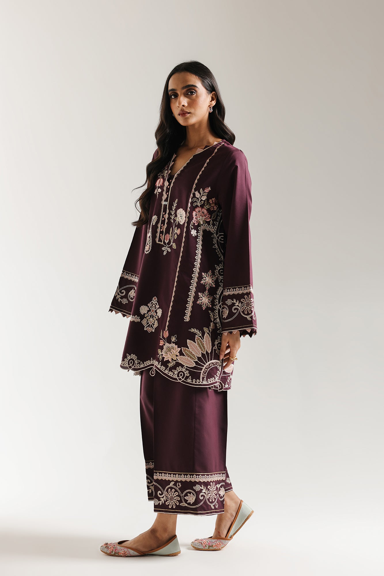 EMBROIDERED SUIT (E3664/103/520)