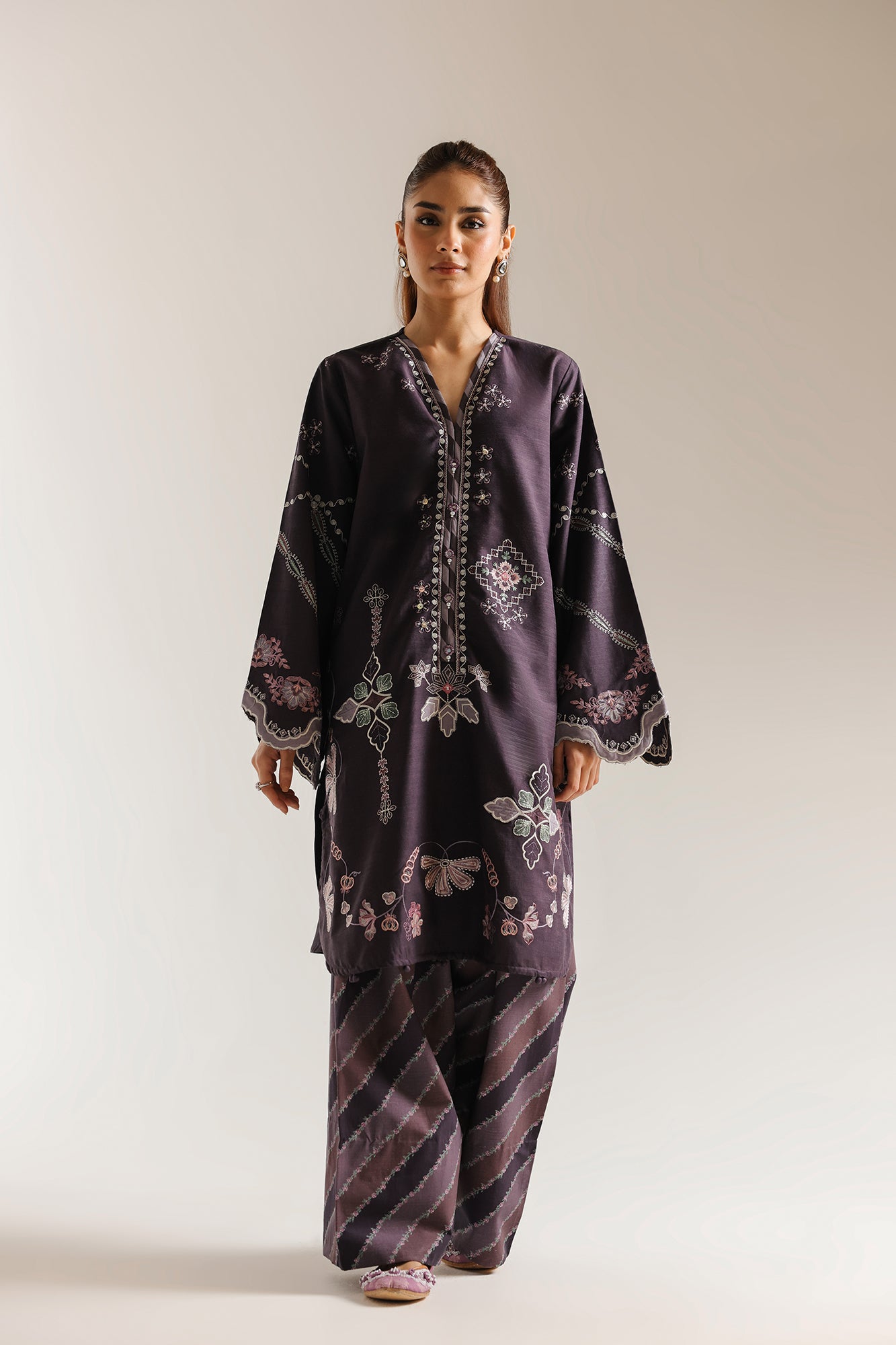 EMBROIDERED SUIT (E3669/103/502)