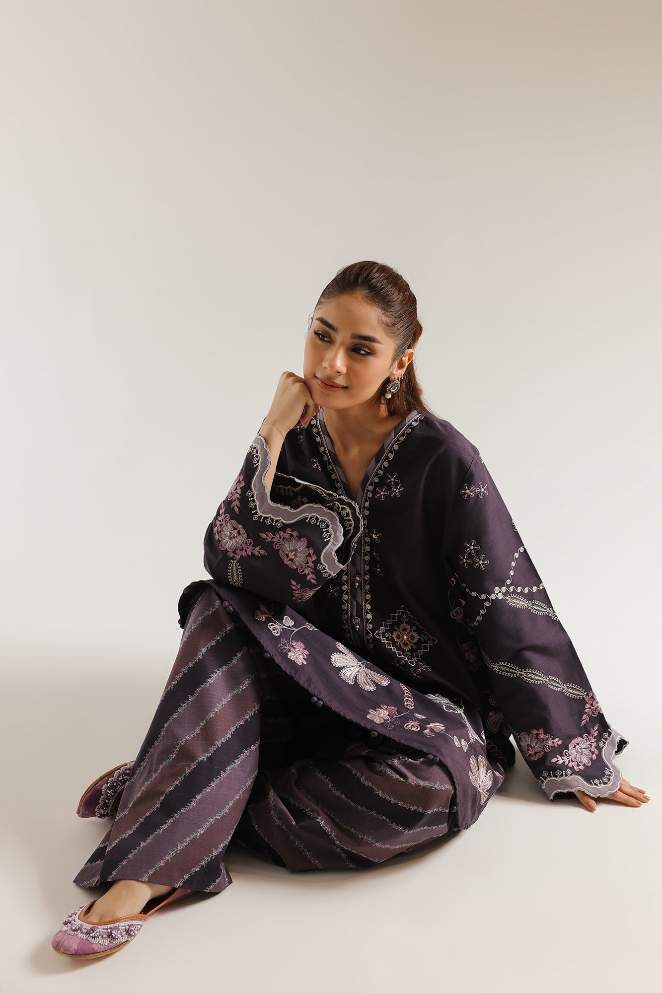 EMBROIDERED SUIT (E3669/103/502)