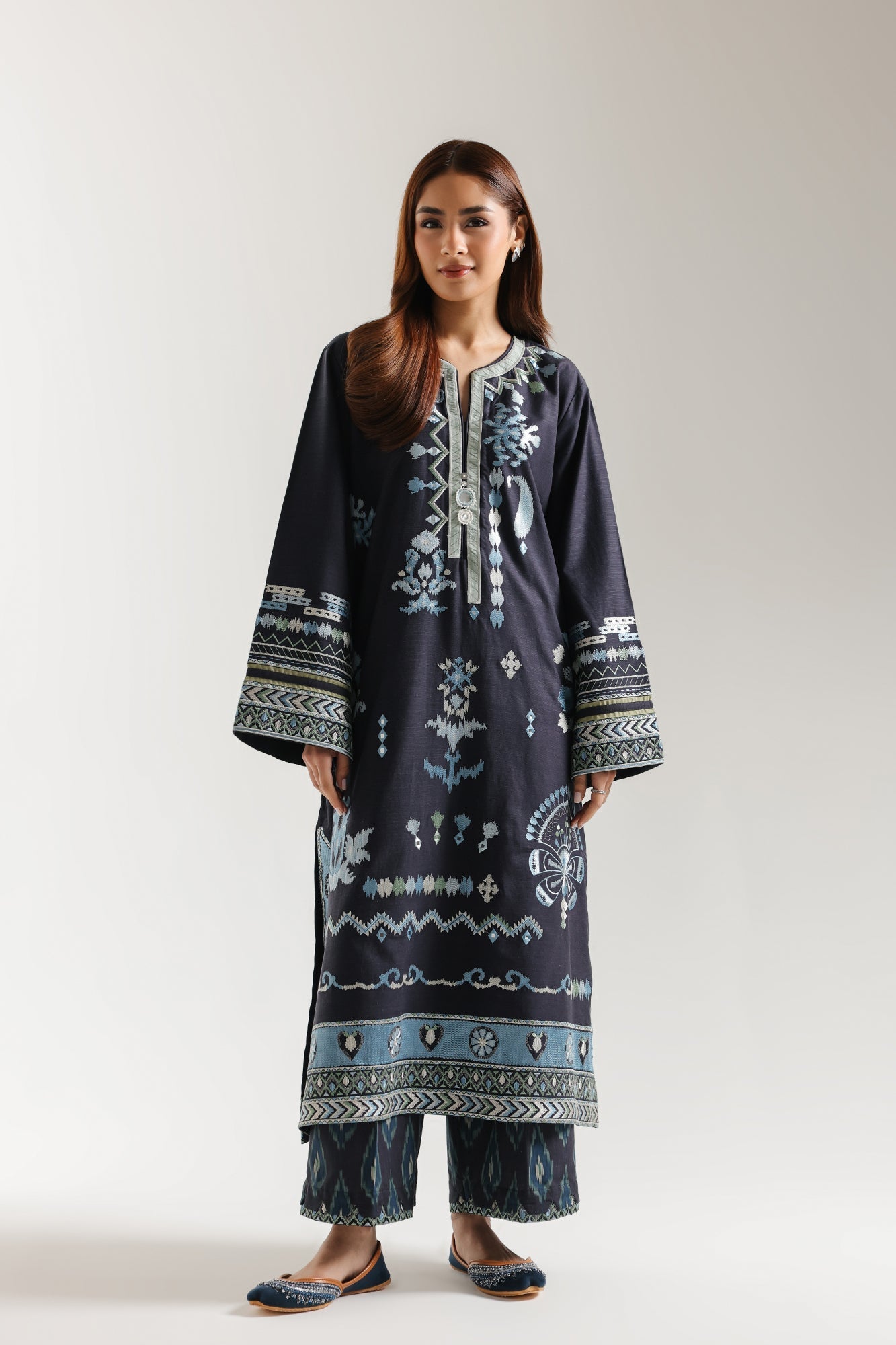 EMBROIDERED SUIT (E3675/103/622)