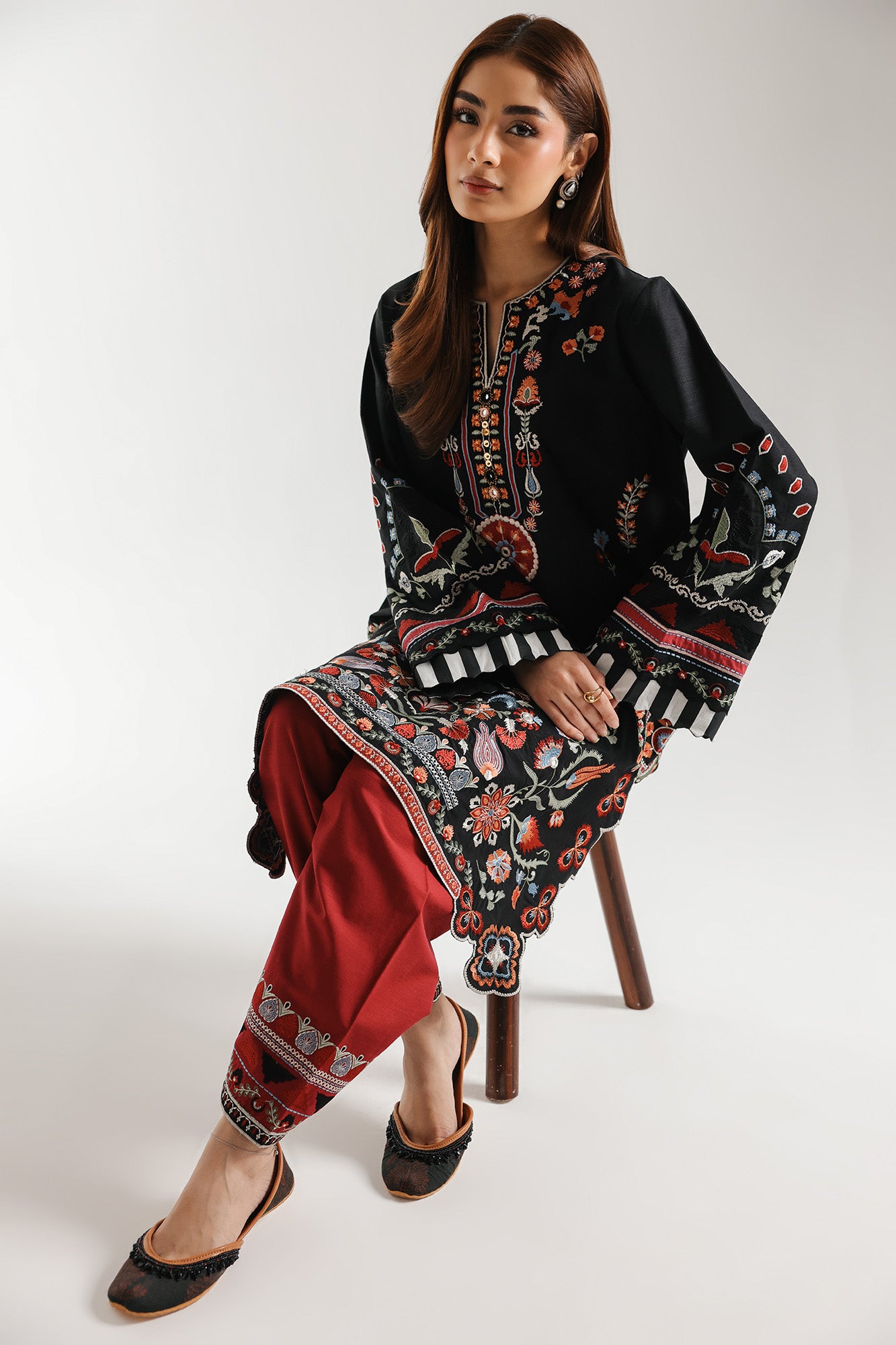 EMBROIDERED SUIT (E3676/103/902)