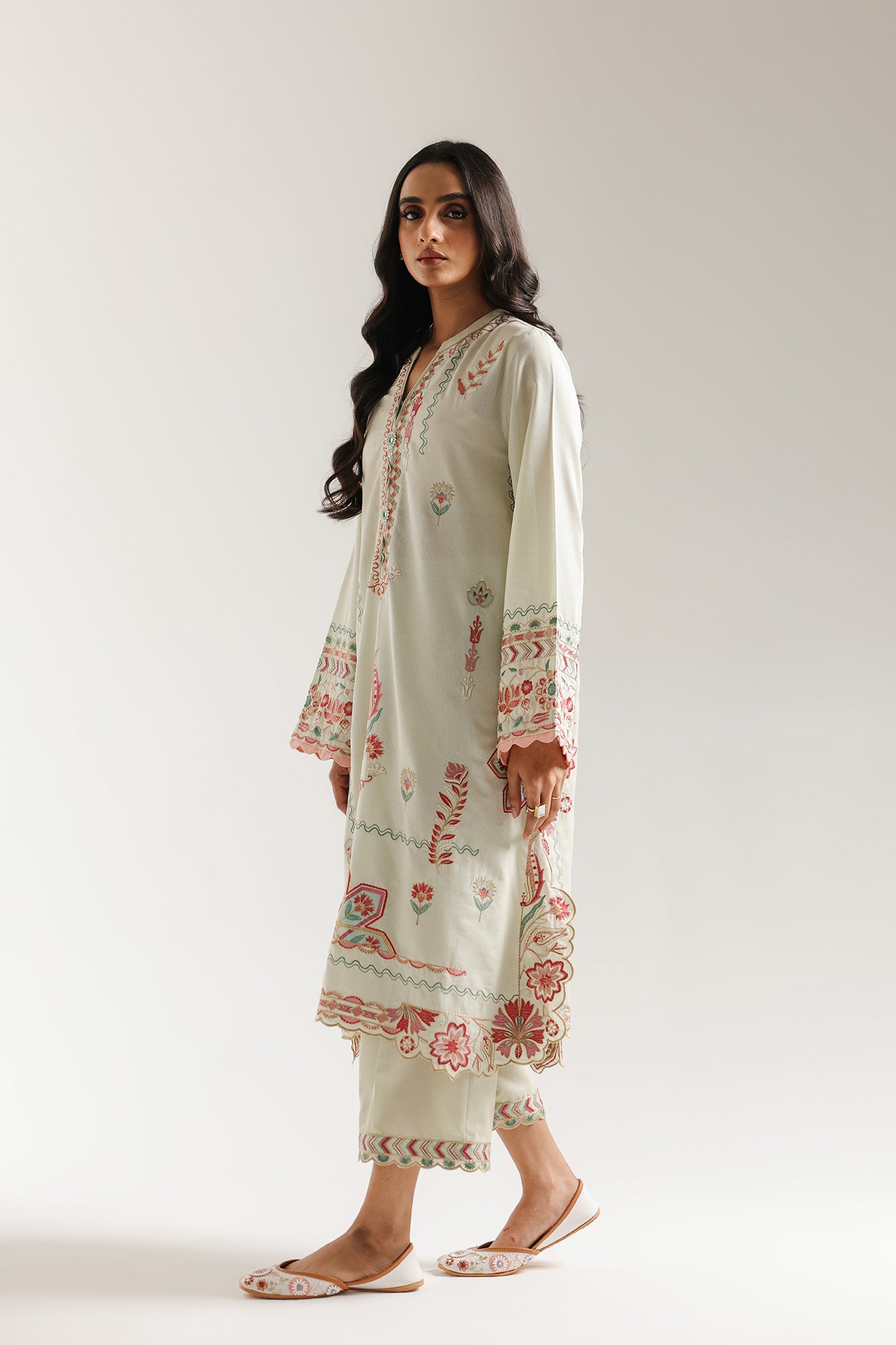 EMBROIDERED SUIT (E3689/103/721)