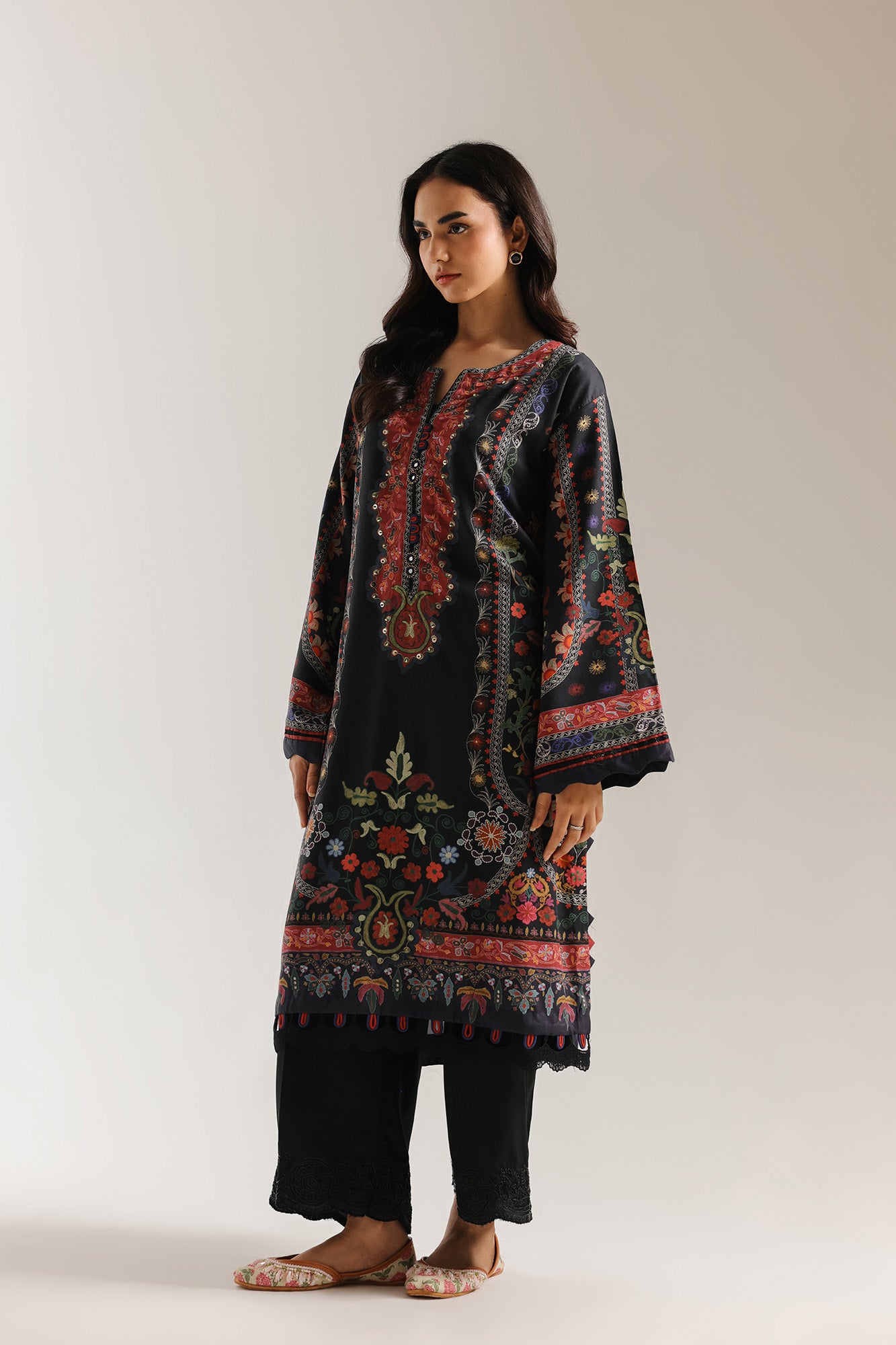 EMBROIDERED SUIT (E3698/103/902)