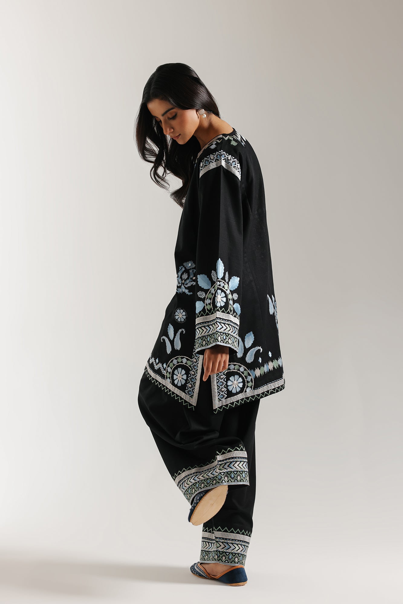 EMBROIDERED SUIT (E3707/103/902)