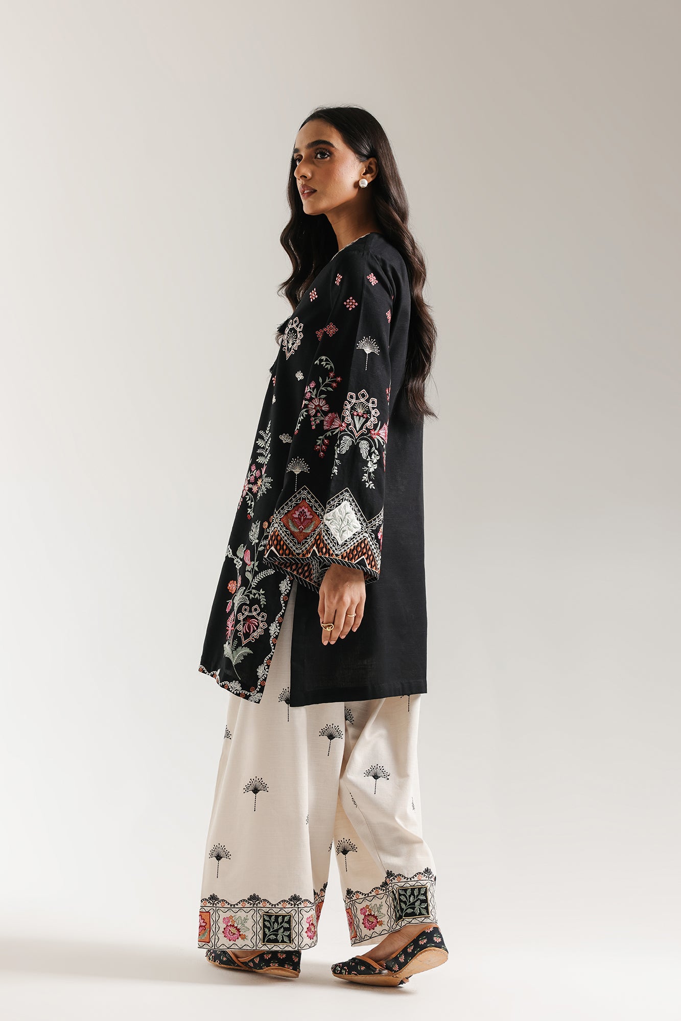 EMBROIDERED SUIT (E3708/103/902)