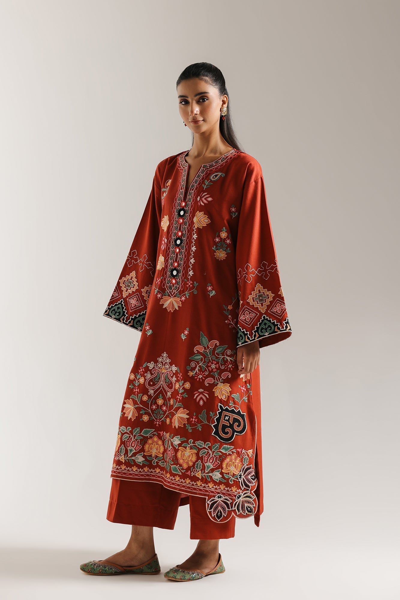 EMBROIDERED SUIT (E3718/103/305)