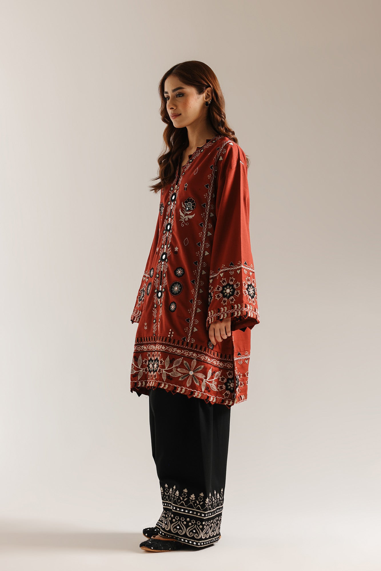 EMBROIDERED SUIT (E3724/103/319)