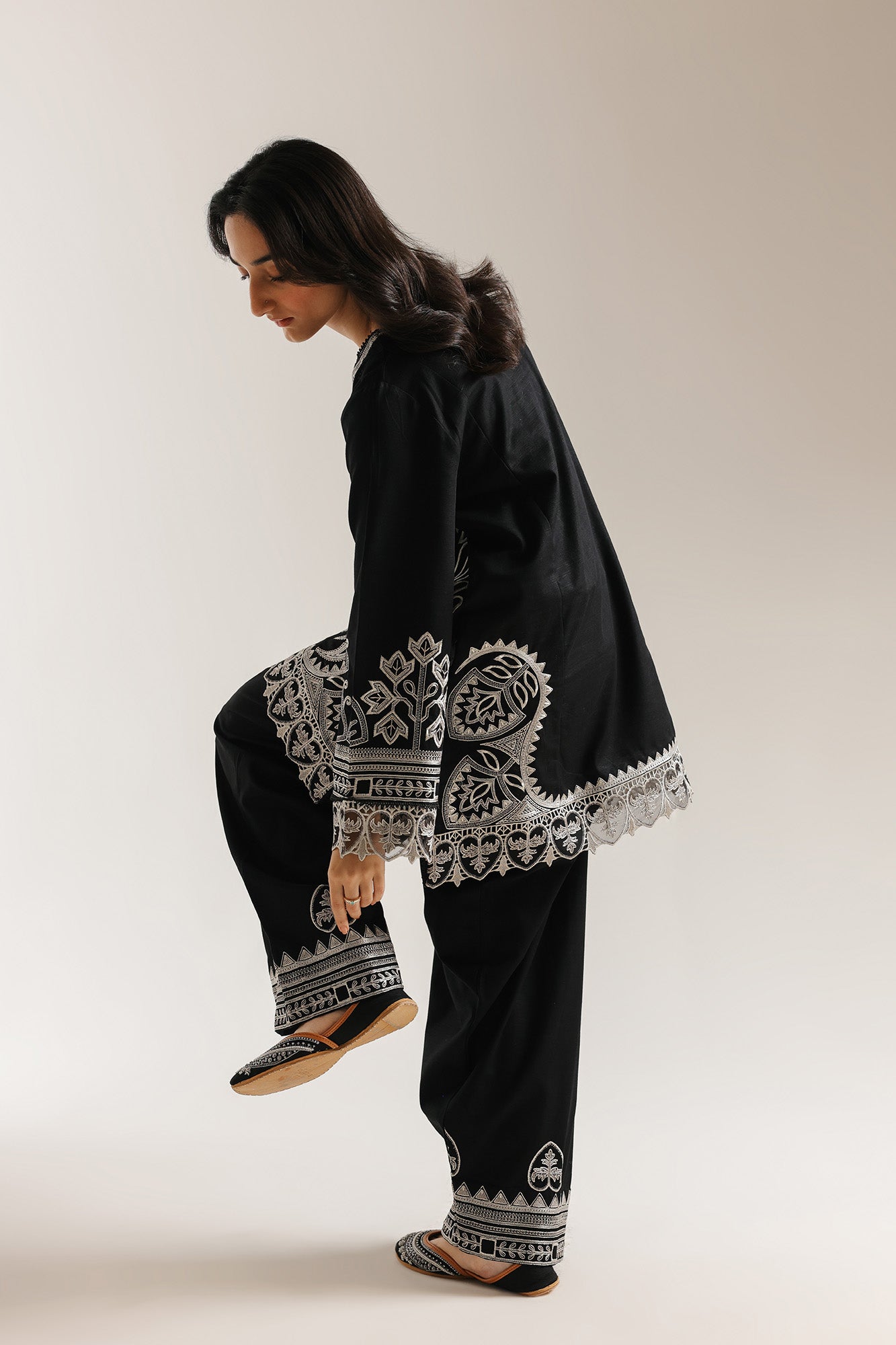 EMBROIDERED SUIT (E3738/103/902)