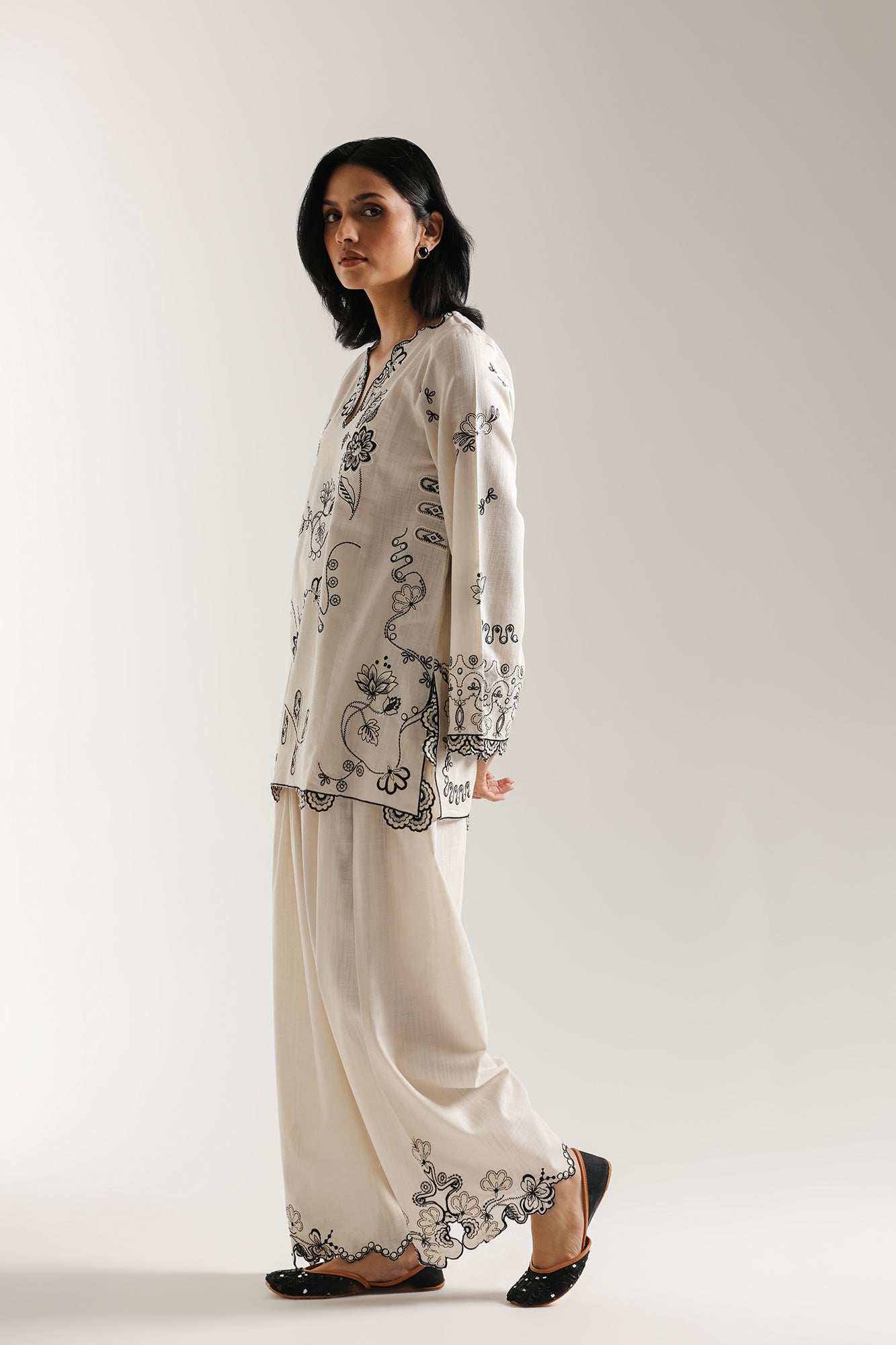 EMBROIDERED SUIT (E3740/103/003)