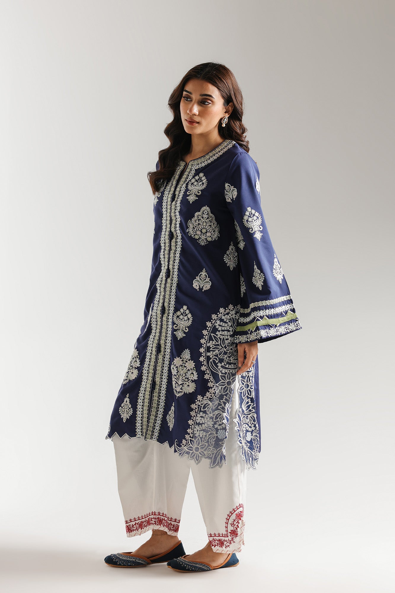 EMBROIDERED SUIT (E3786/103/622)