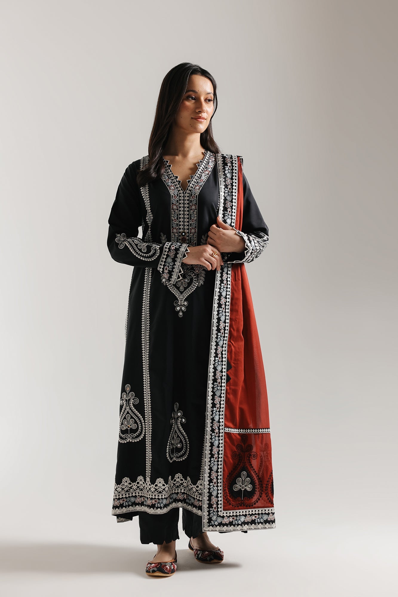 EMBROIDERED SUIT (E4135/103/902)