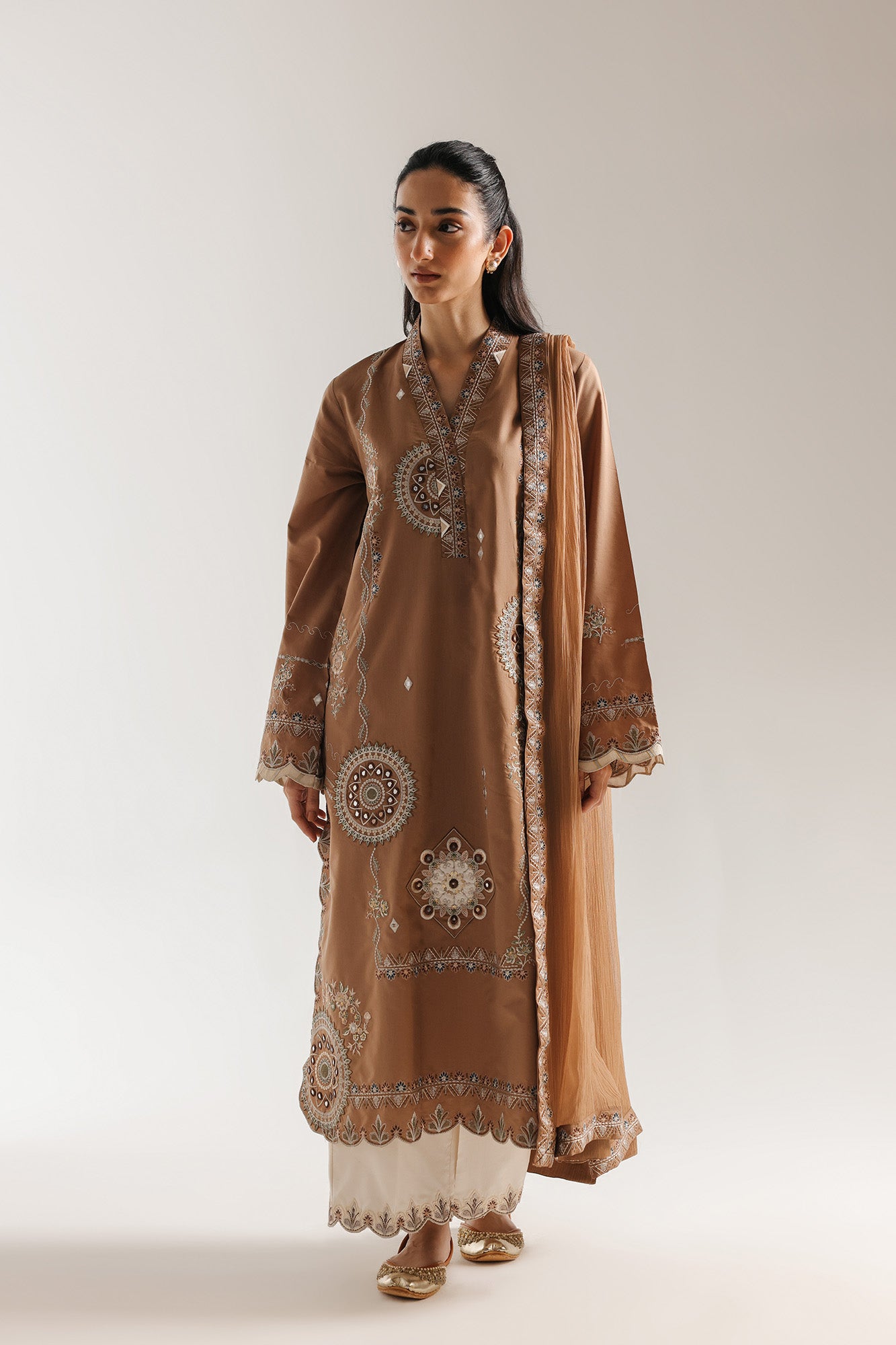 EMBROIDERED SUIT (E4136/103/806)