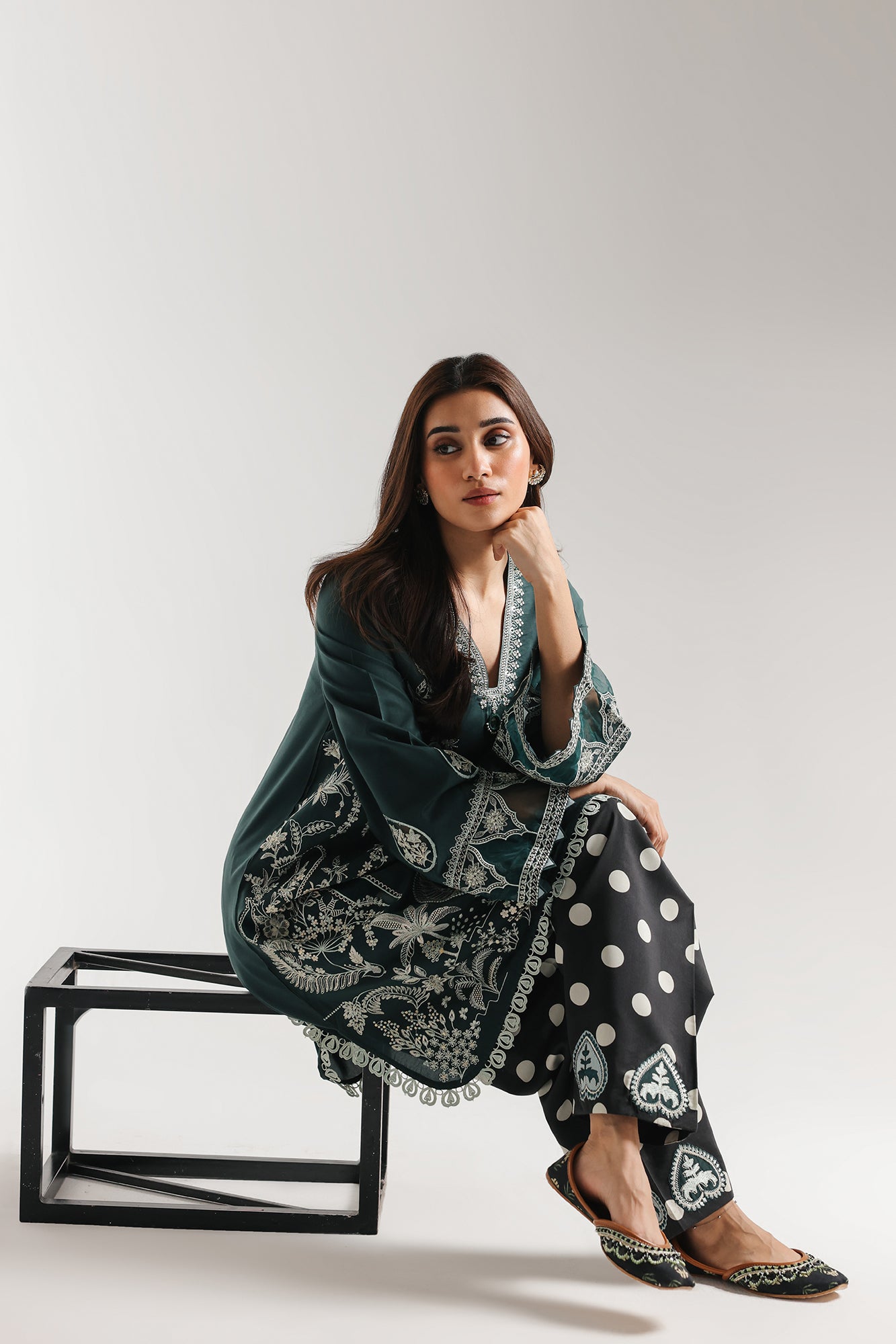 EMBROIDERED SUIT (E4147/103/704)