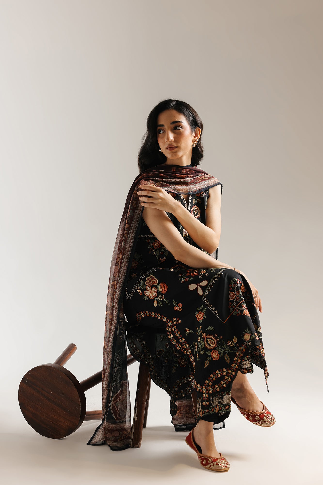 EMBROIDERED SUIT (E4163/103/901)