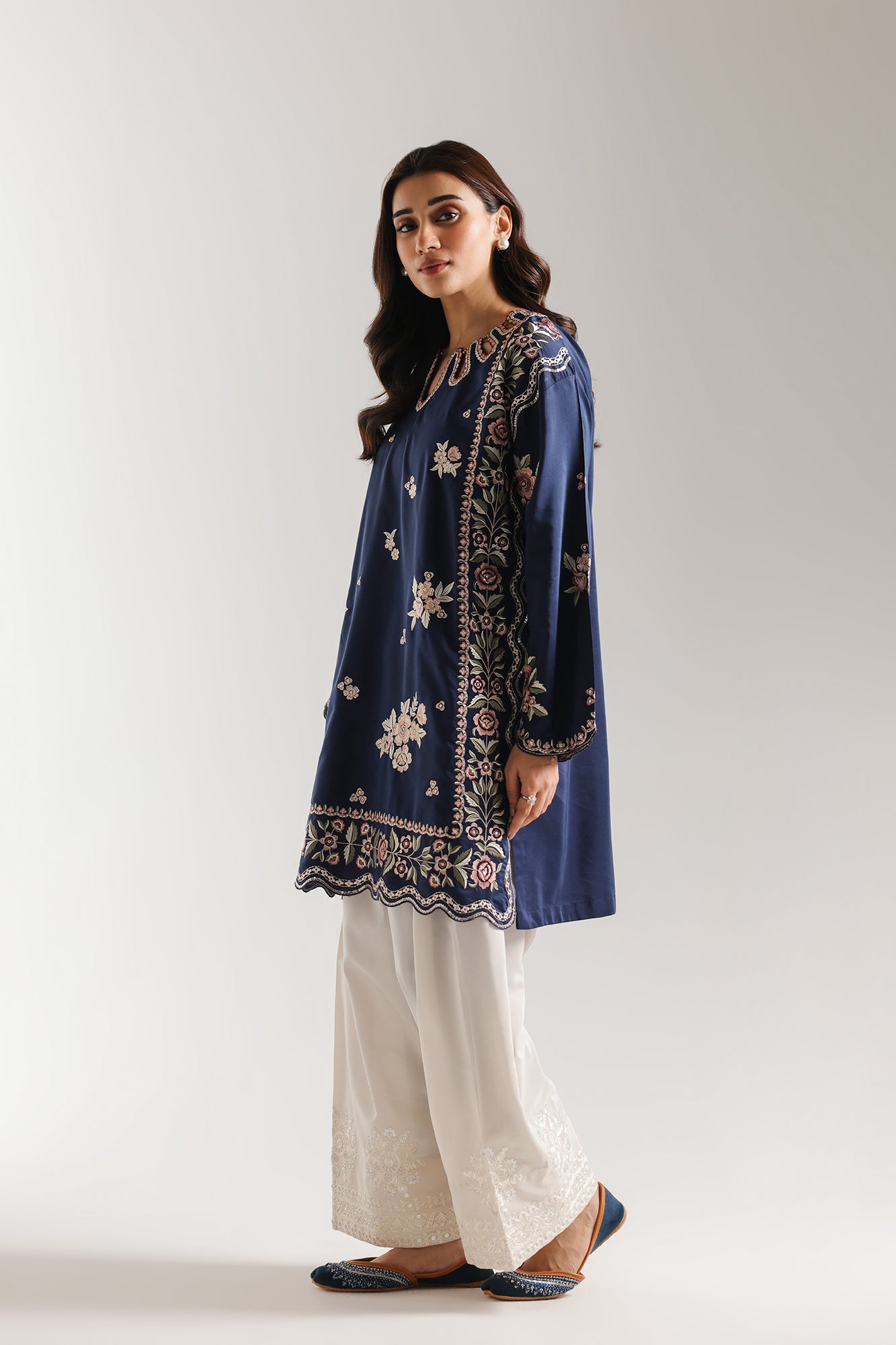 EMBROIDERED SUIT (E4222/103/619)