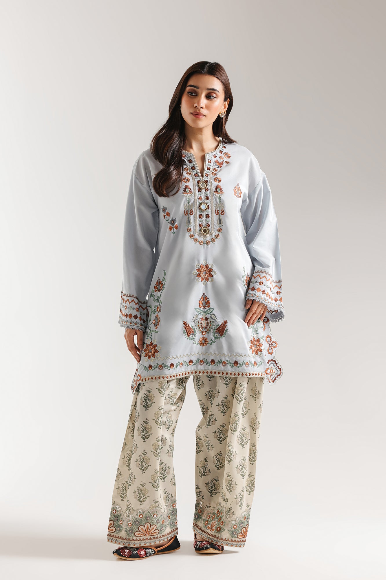 EMBROIDERED SUIT (E4225/103/635)