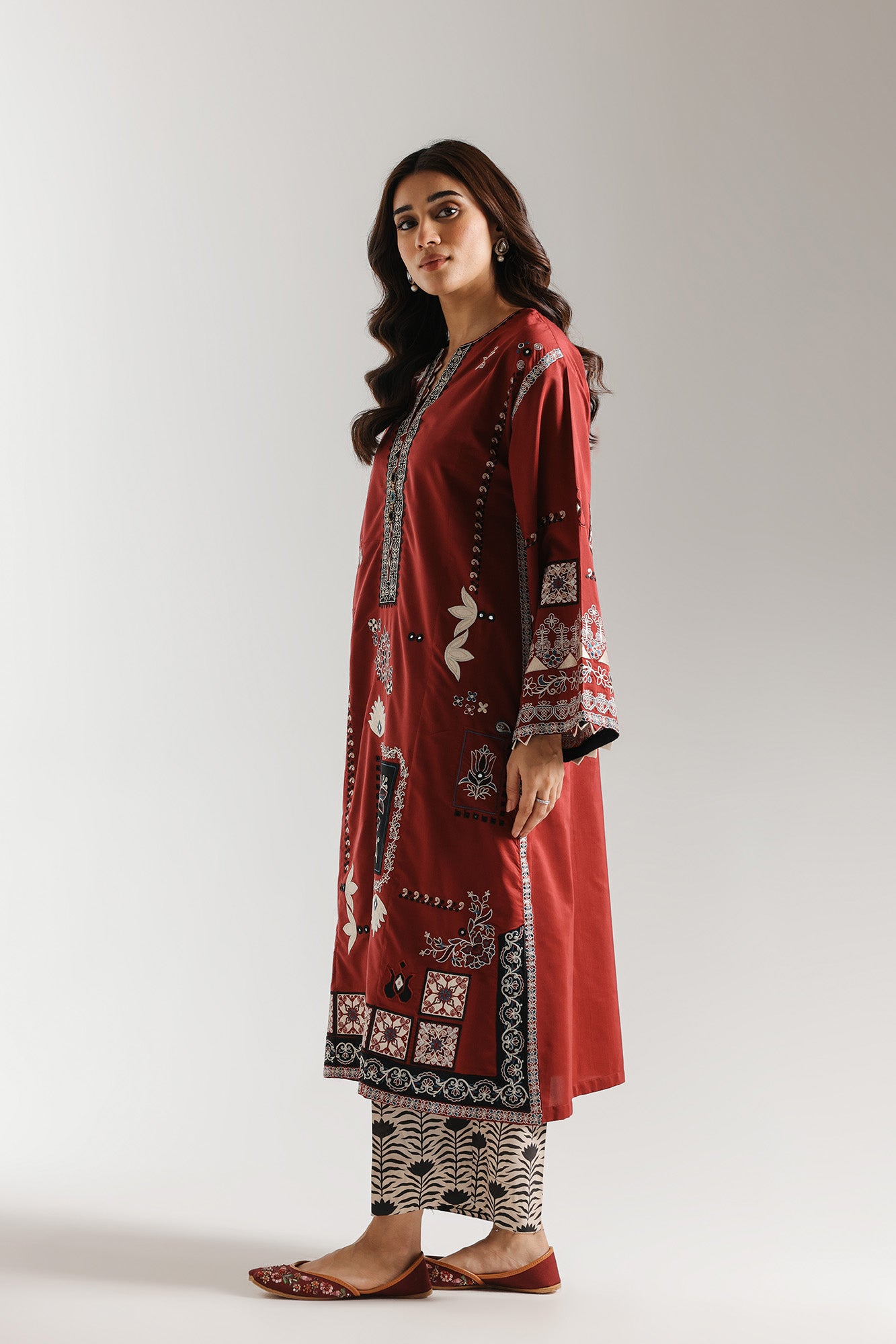 EMBROIDERED SUIT (E4233/103/303)