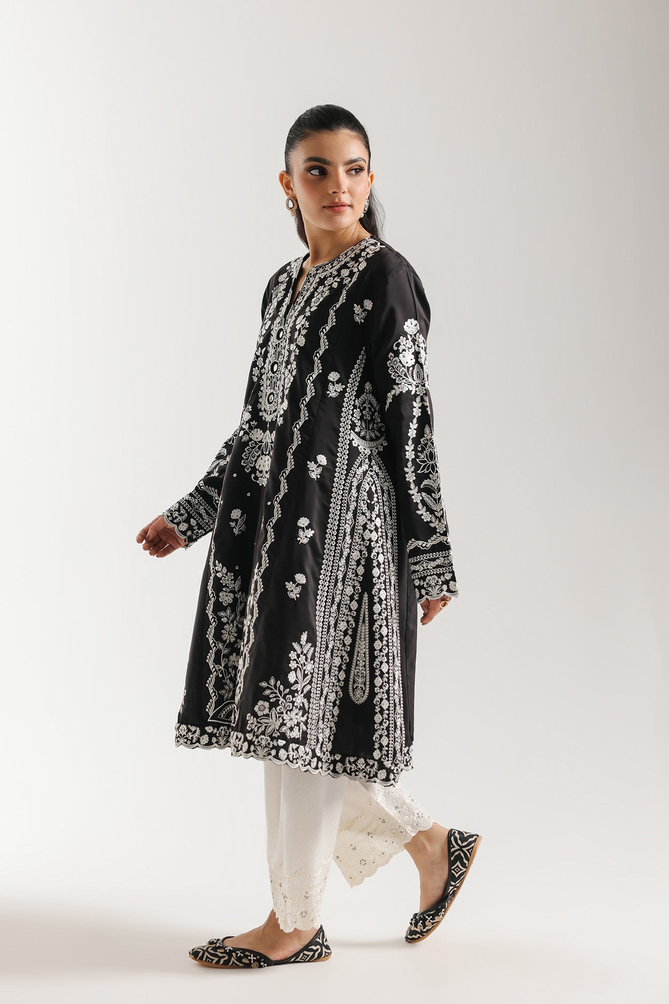 EMBROIDERED SUIT (E4333/103/901)