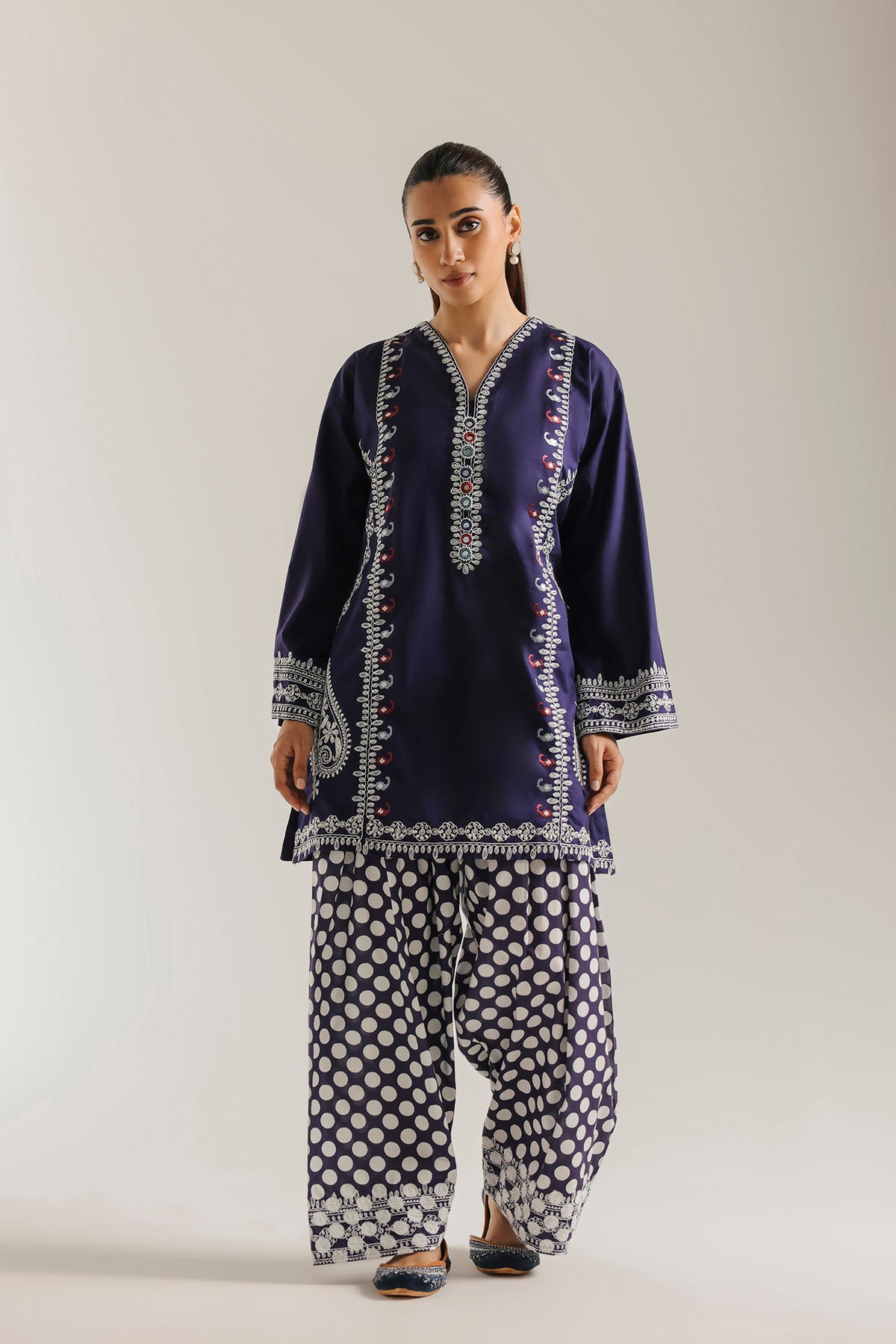 EMBROIDERED SUIT (E4444/103/618)