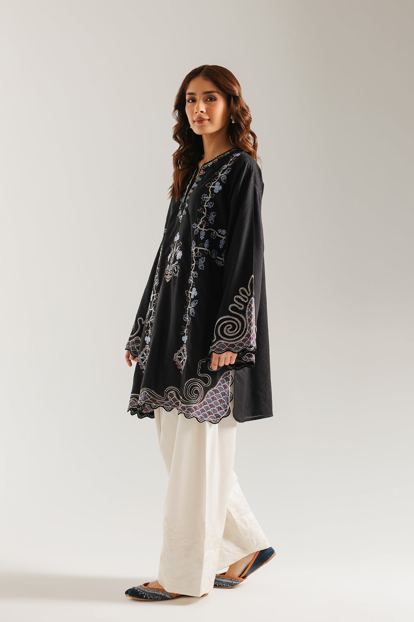 EMBROIDERED SUIT (E4631/103/901)