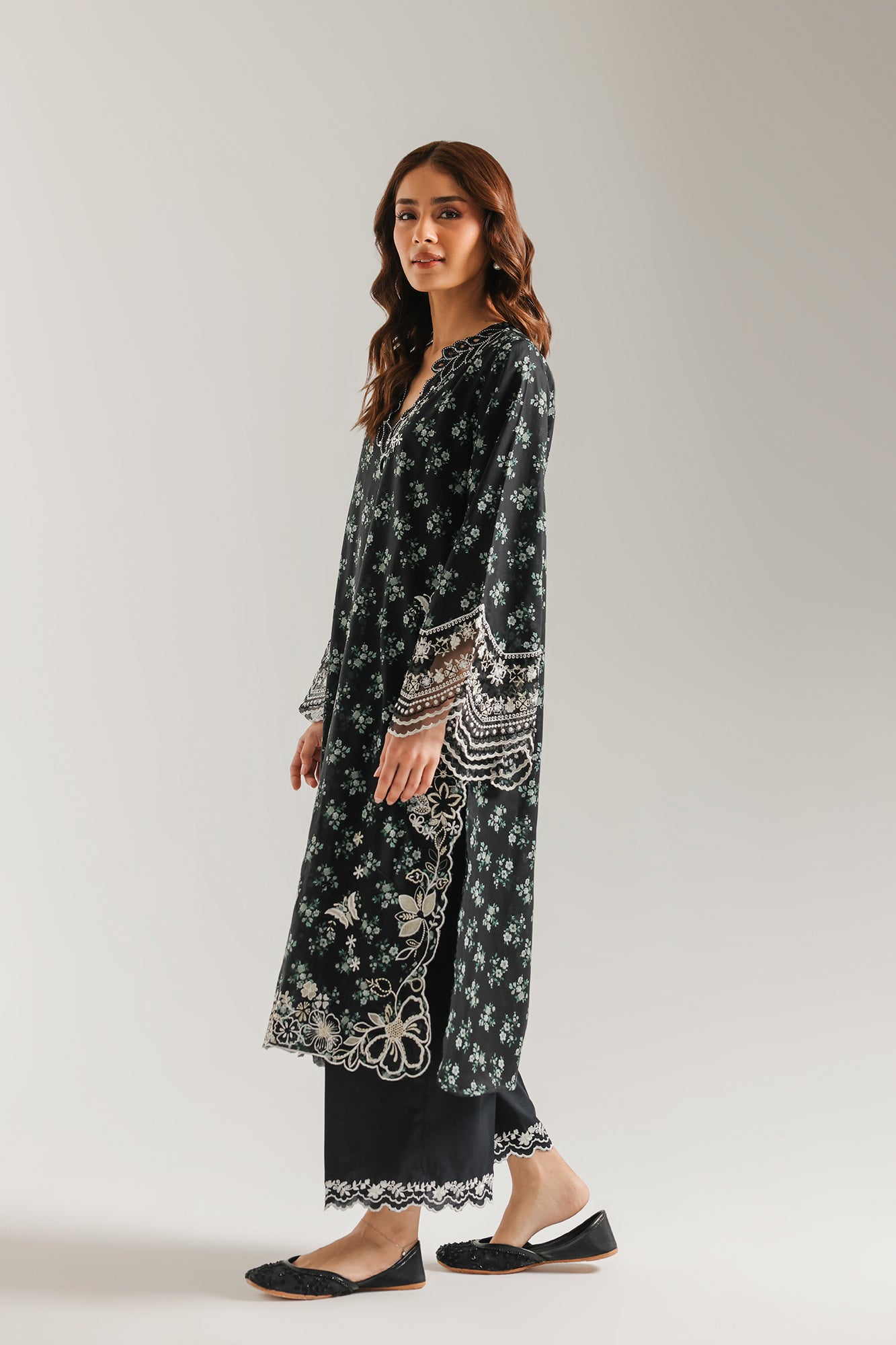 EMBROIDERED SUIT (E4636/103/901)