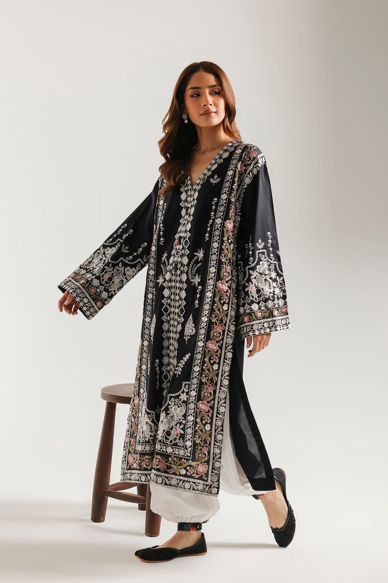 EMBROIDERED SUIT (E4642/103/902)