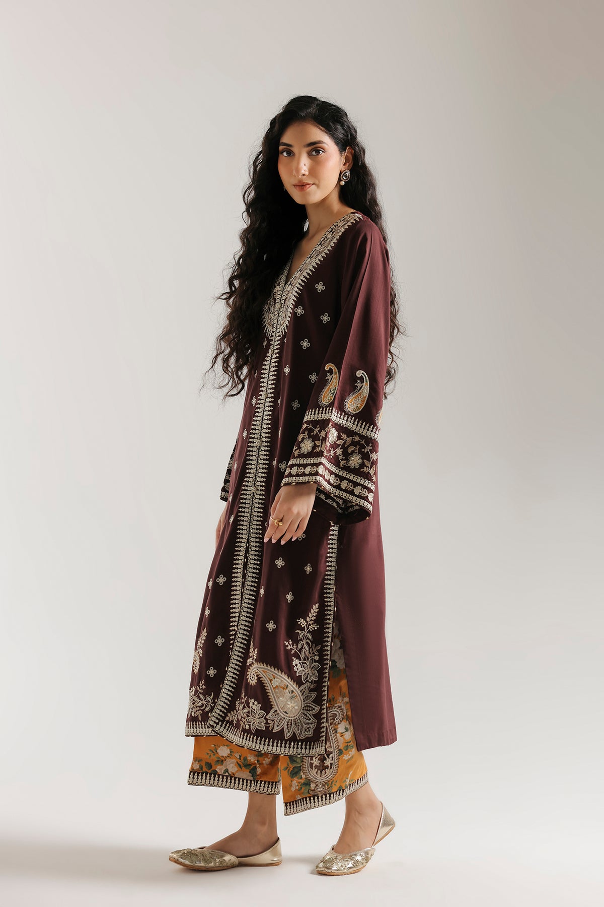 EMBROIDERED SUIT (E4745-103-317)