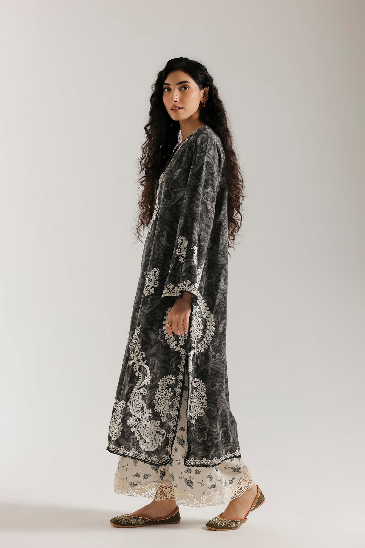 EMBROIDERED SUIT (E4746/103/901)