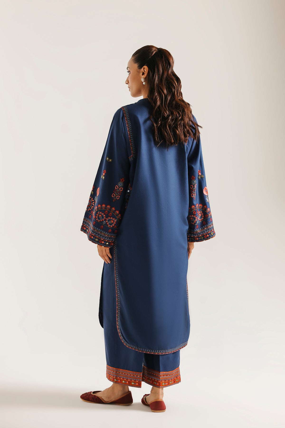 EMBROIDERED SUIT (E4768/103/618)