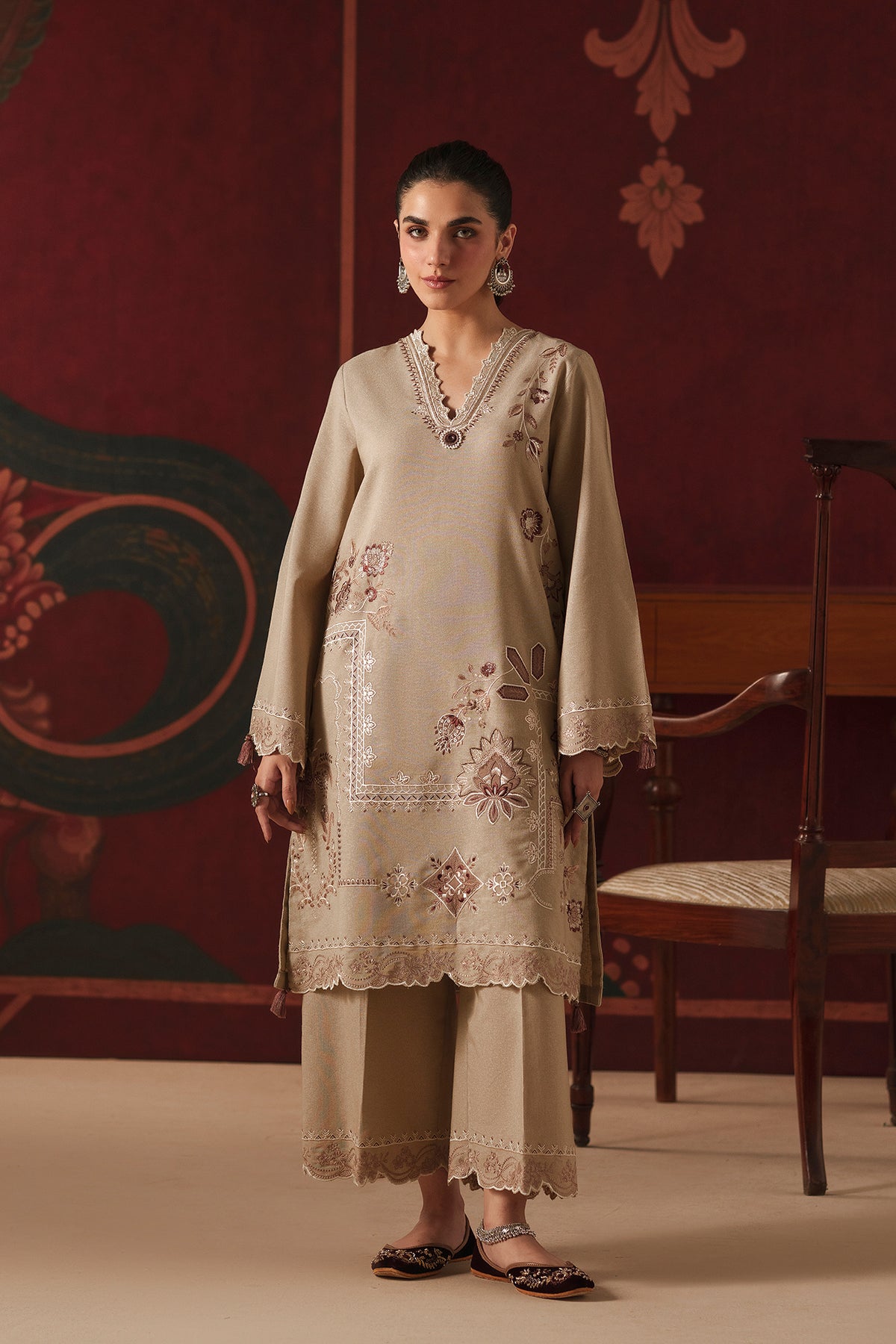 EMBROIDERED SUIT (E4876-103-814)