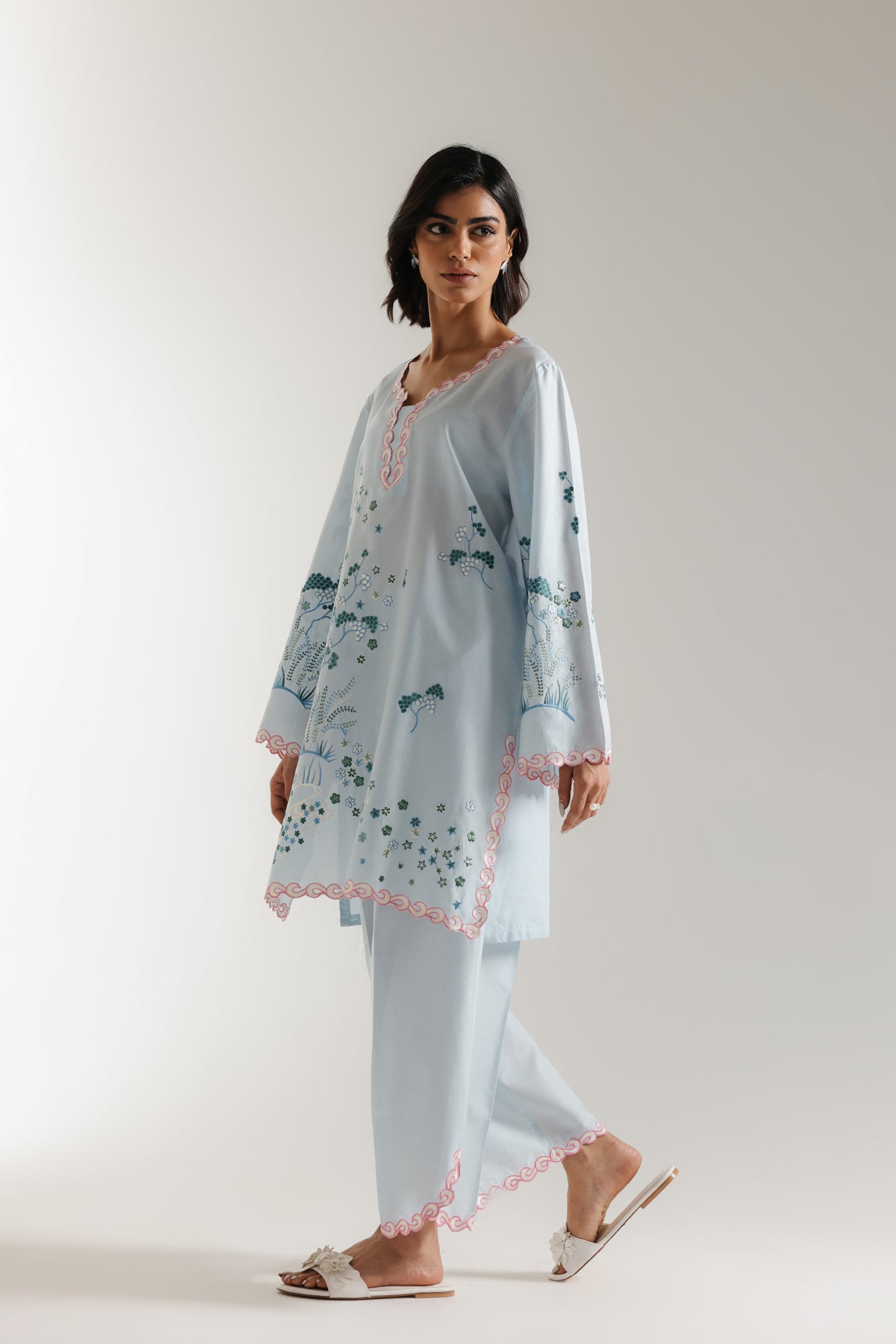 EMBROIDERED SUIT (E102/617/6093)