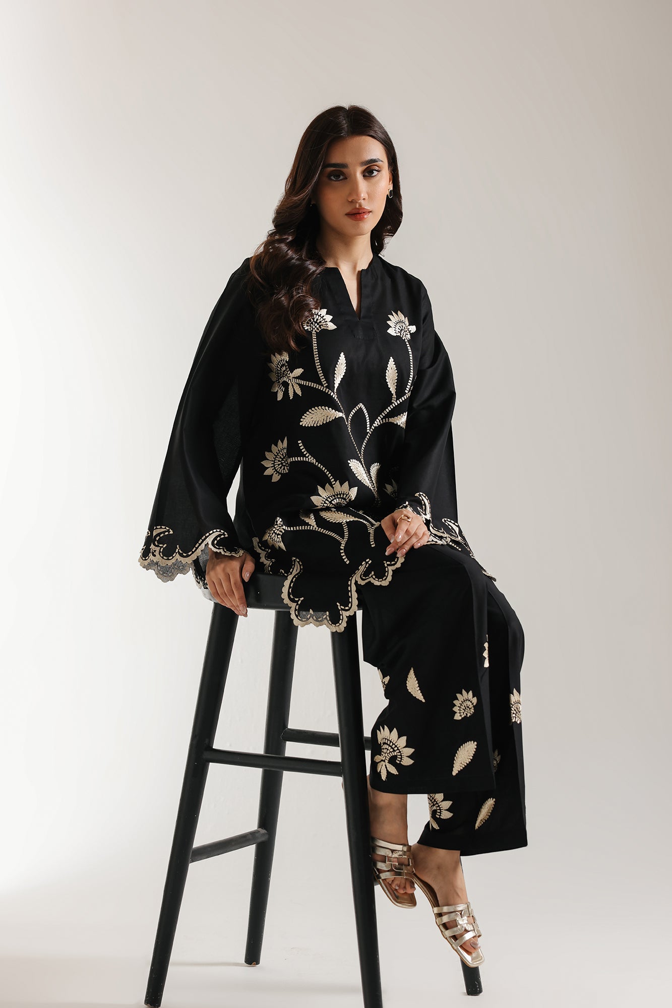 EMBROIDERED SUIT (E102/902/6110)