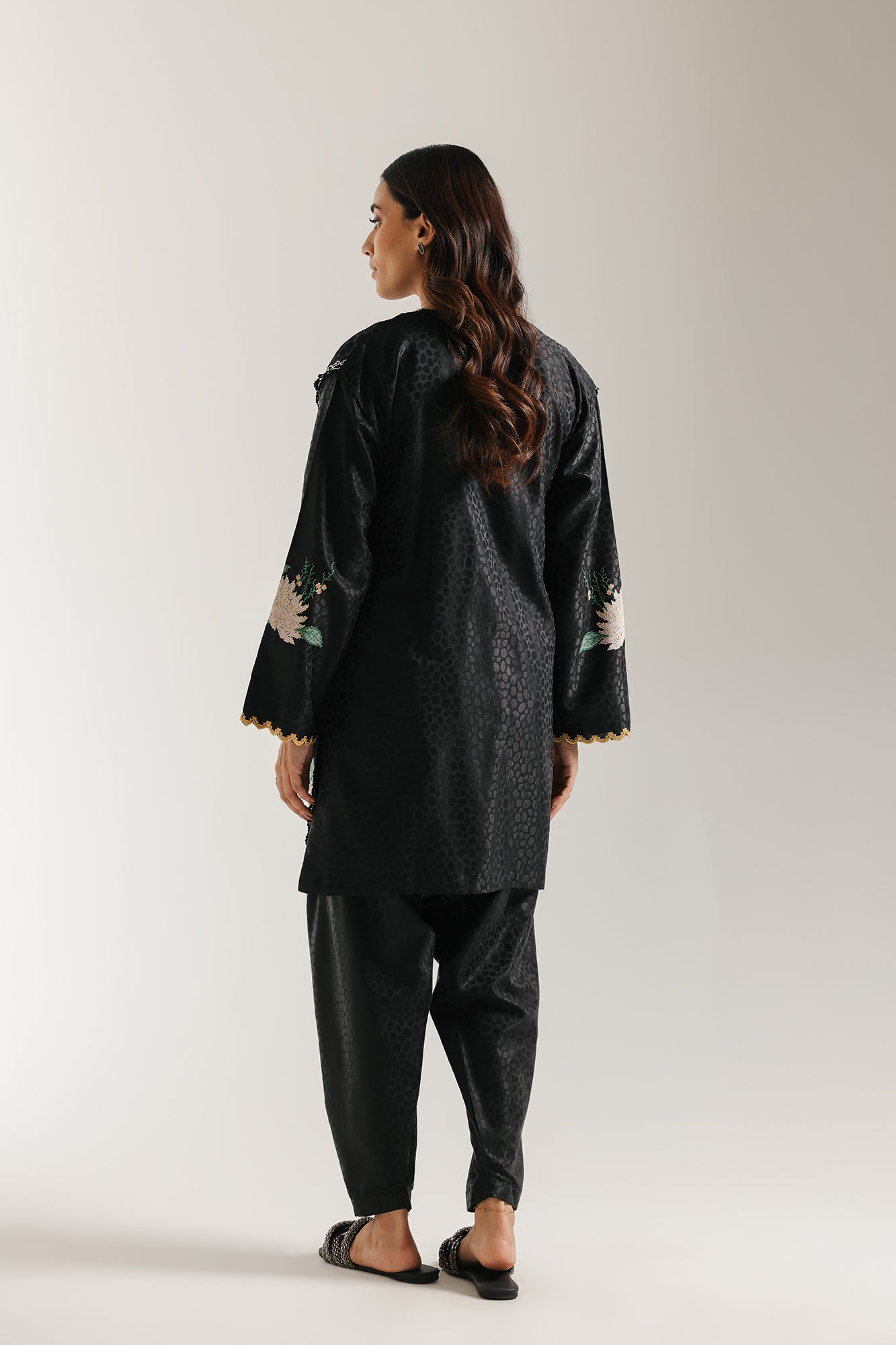 EMBROIDERED SUIT (E6628/102/901)