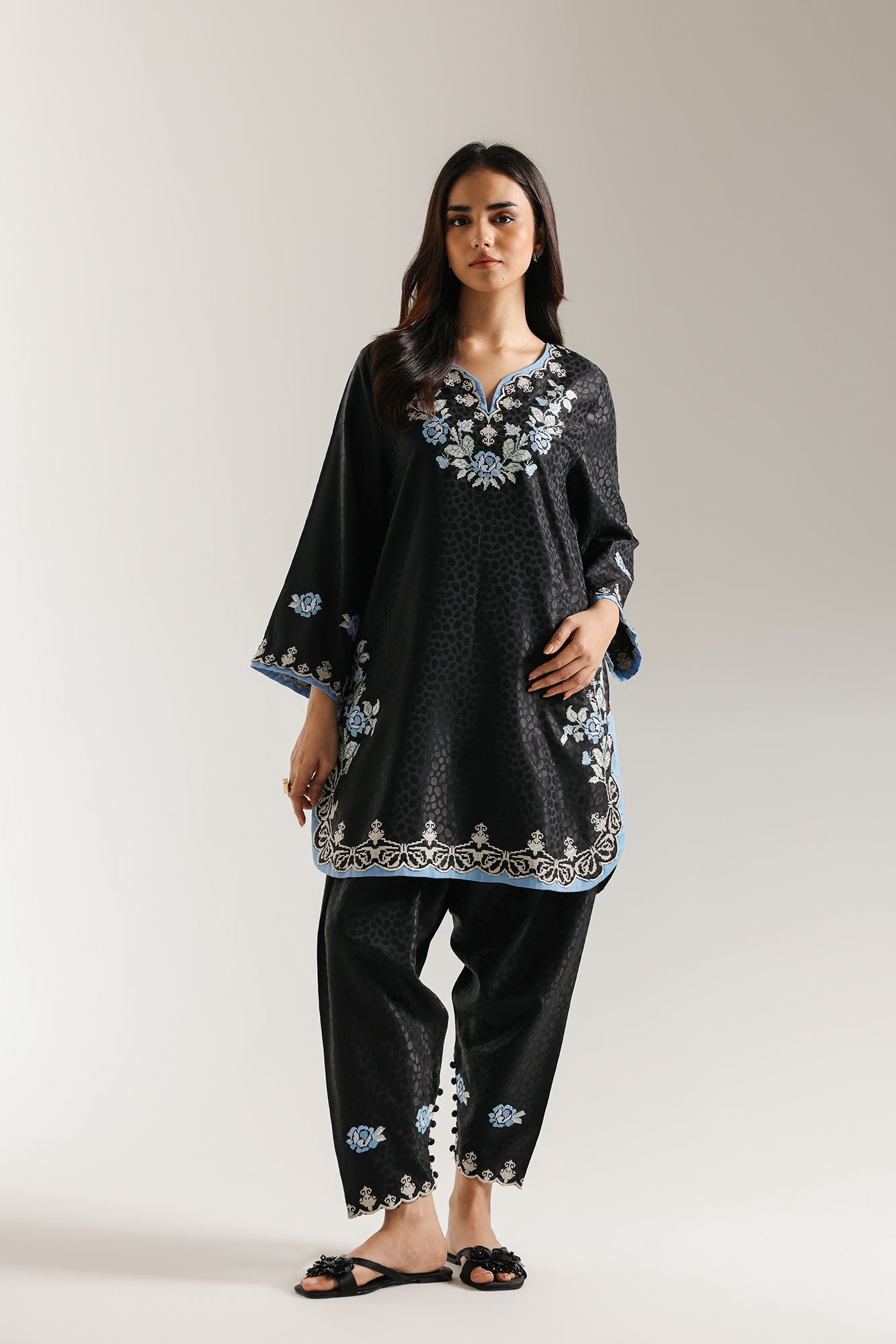 EMBROIDERED SUIT (E6629/102/902)