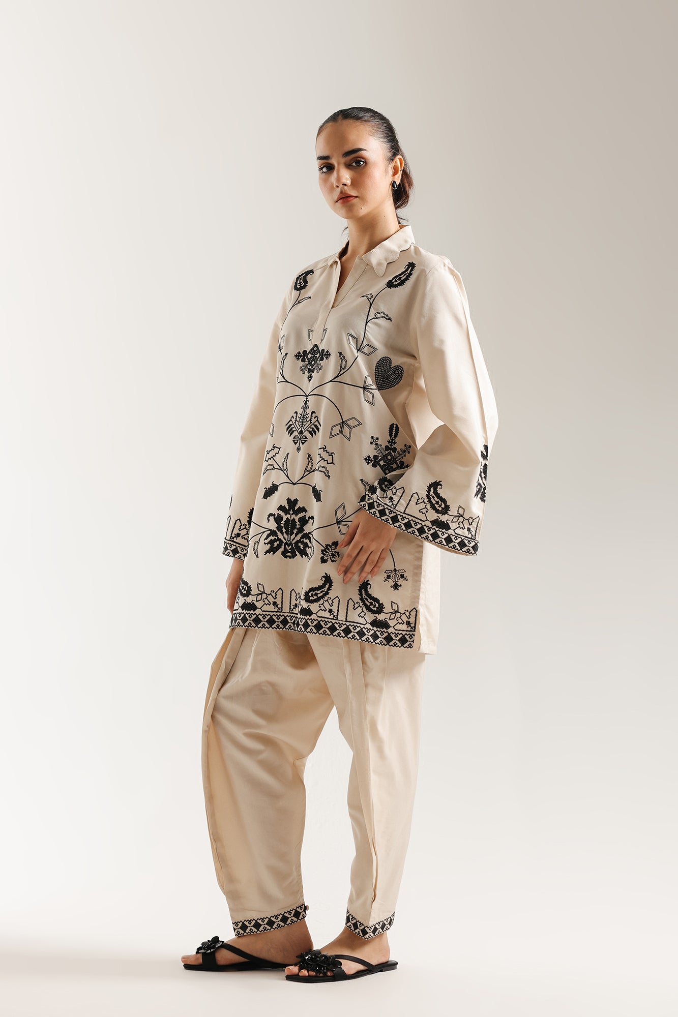 EMBROIDERED SUIT (E6634/102/808)