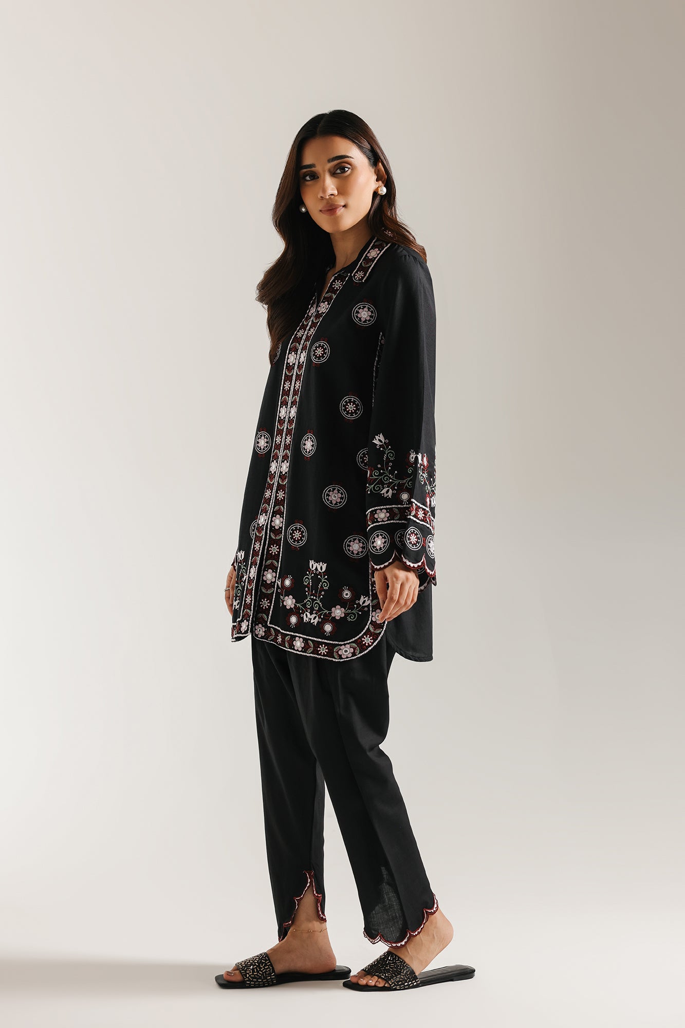 EMBROIDERED SUIT (E6653/102/901)