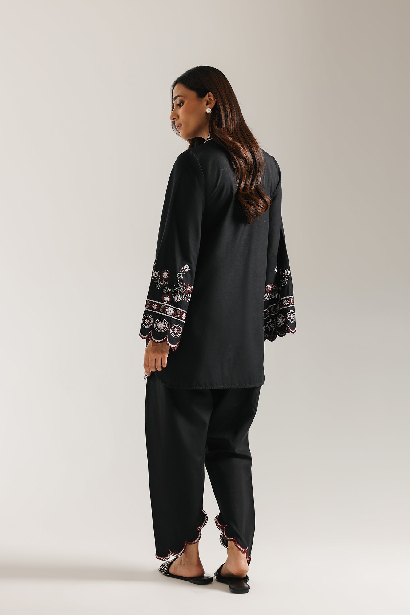 EMBROIDERED SUIT (E6653/102/901)