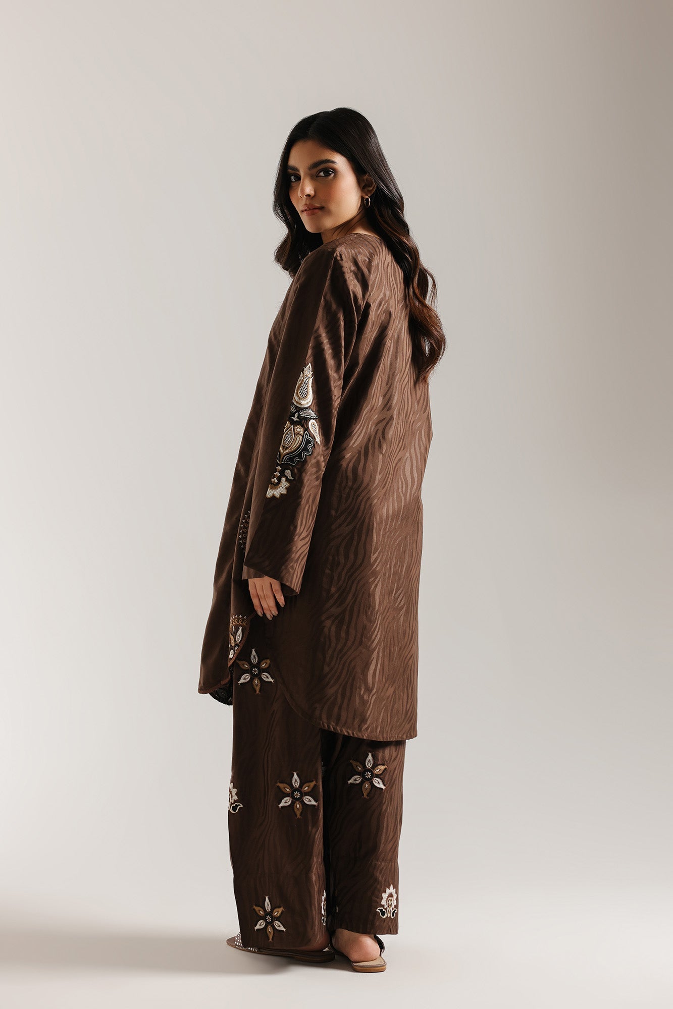 EMBROIDERED SUIT (E6950/102/802)