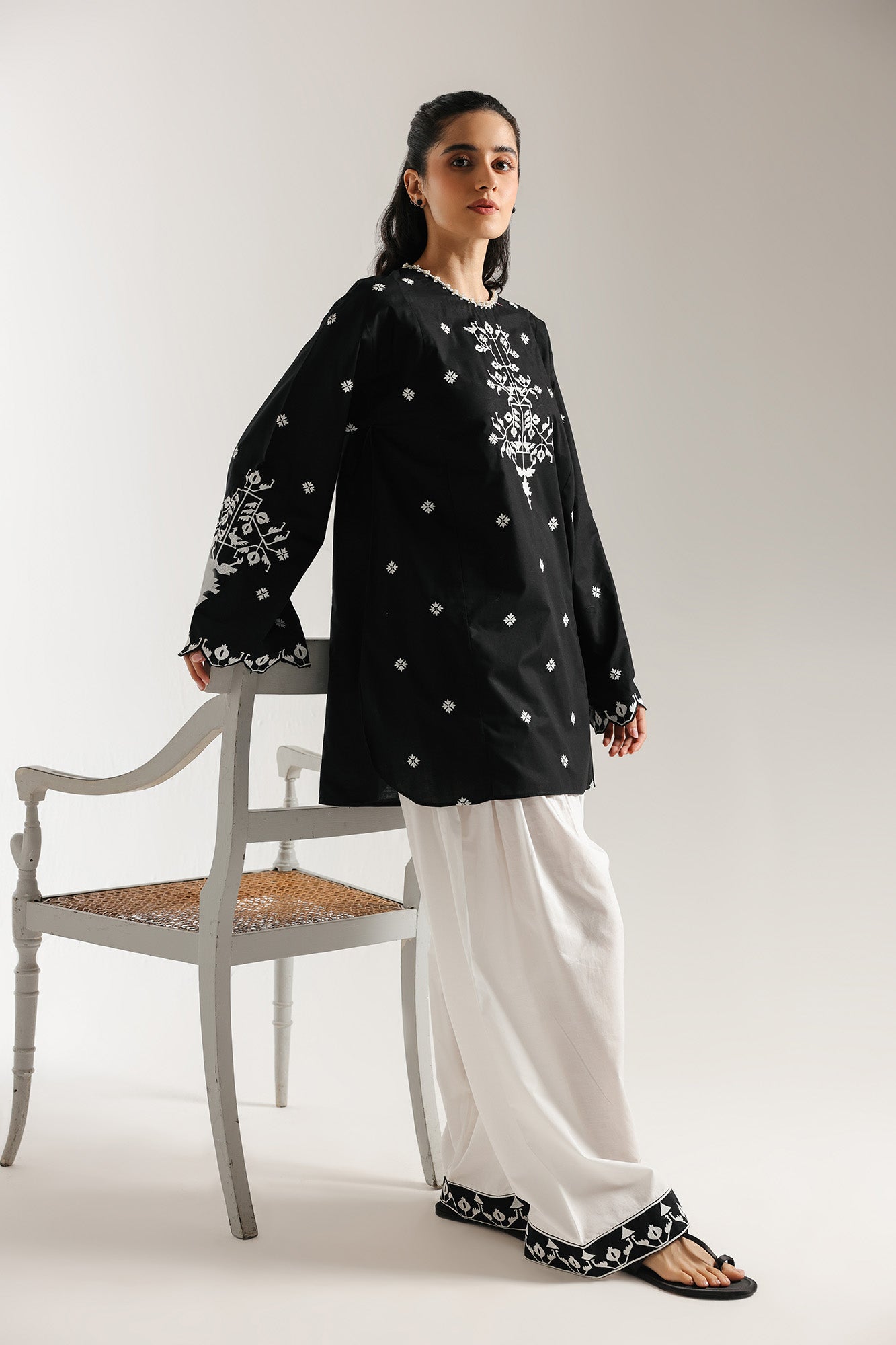 EMBROIDERED SUIT (E6971/102/901)