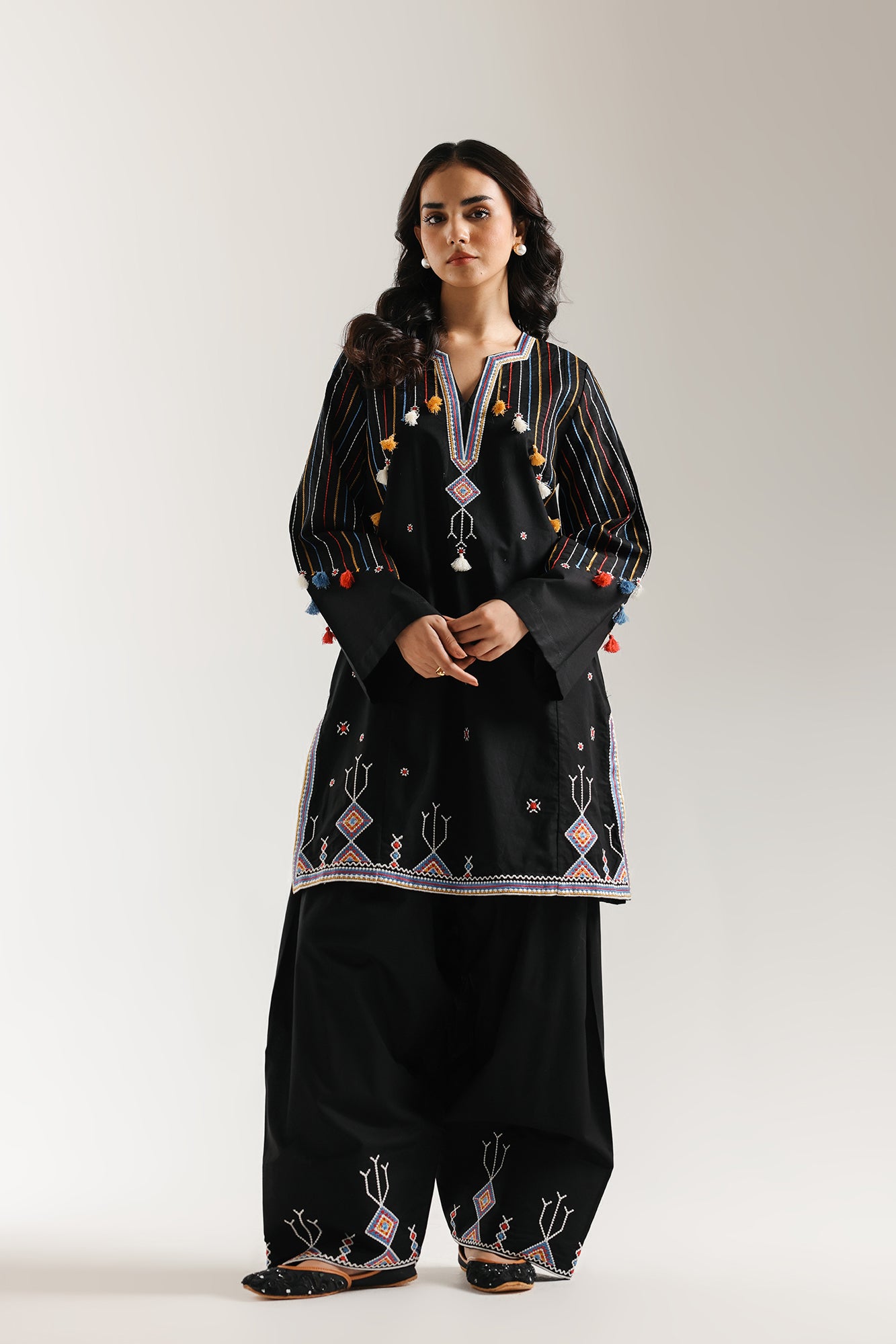 EMBROIDERED SUIT (E6975/102/902)